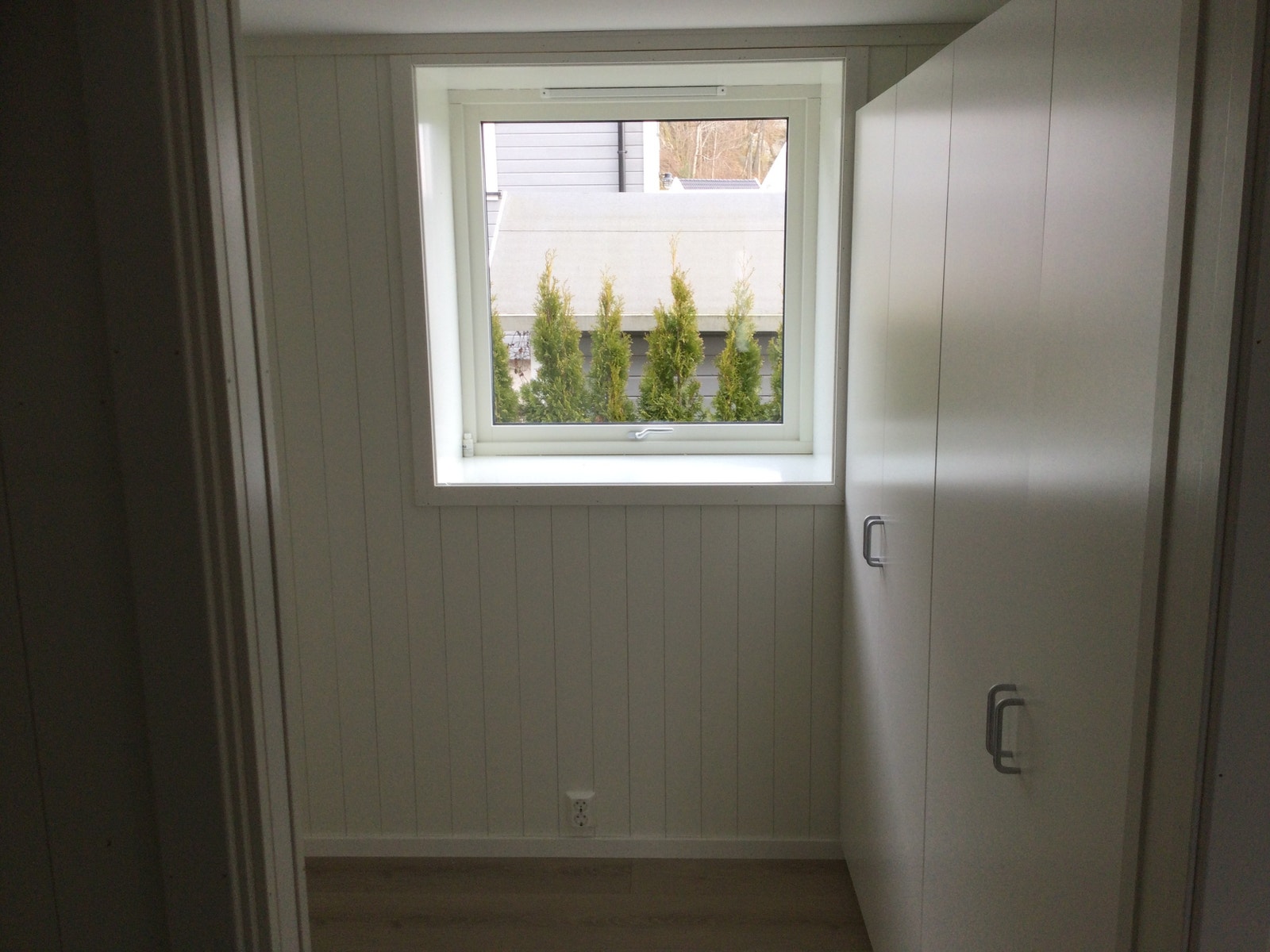 Soverom 1 med god skap plass Galleribilde