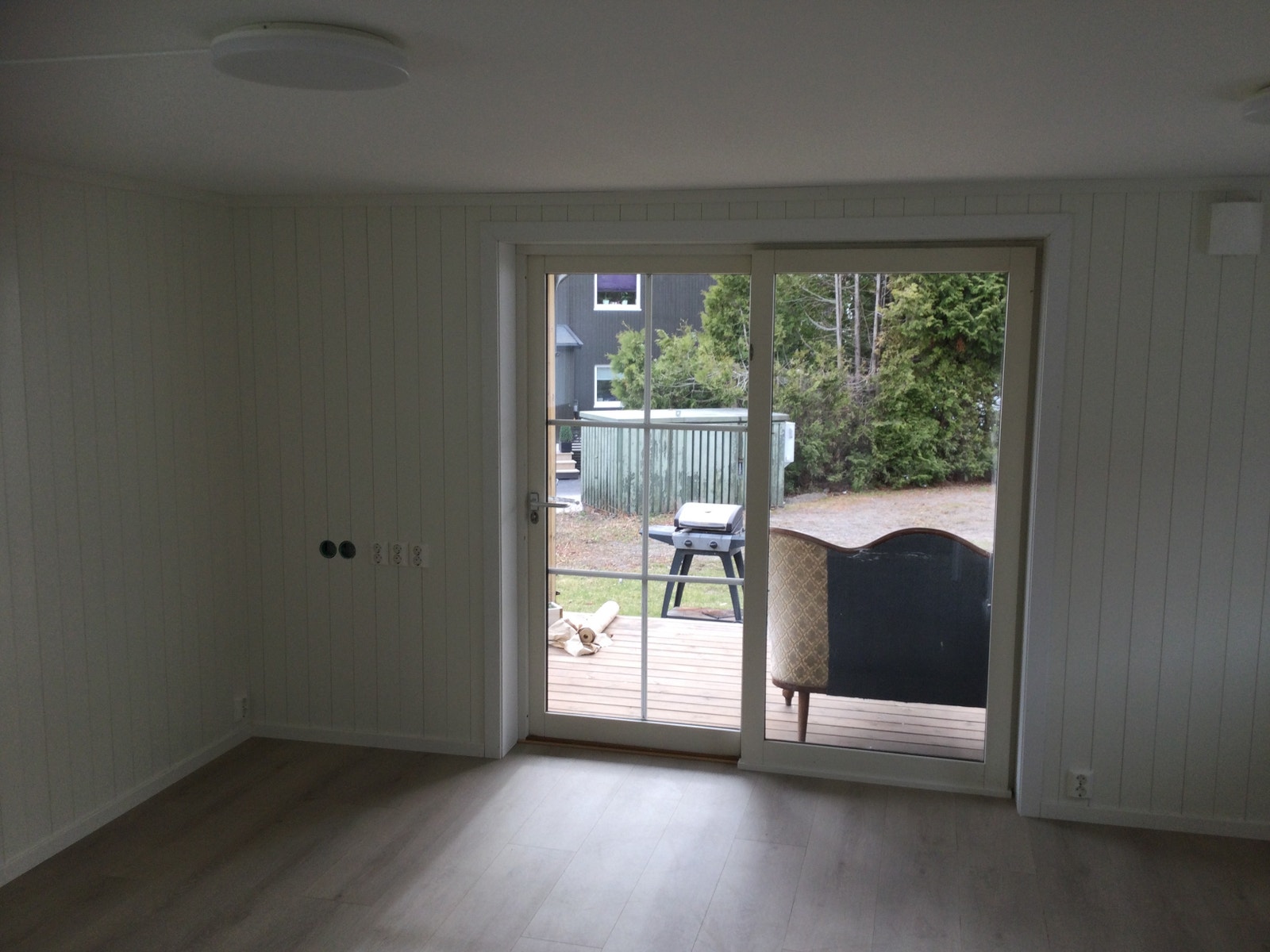 Stue/kjøkken med skyvedør til veranda og hage. Galleribilde