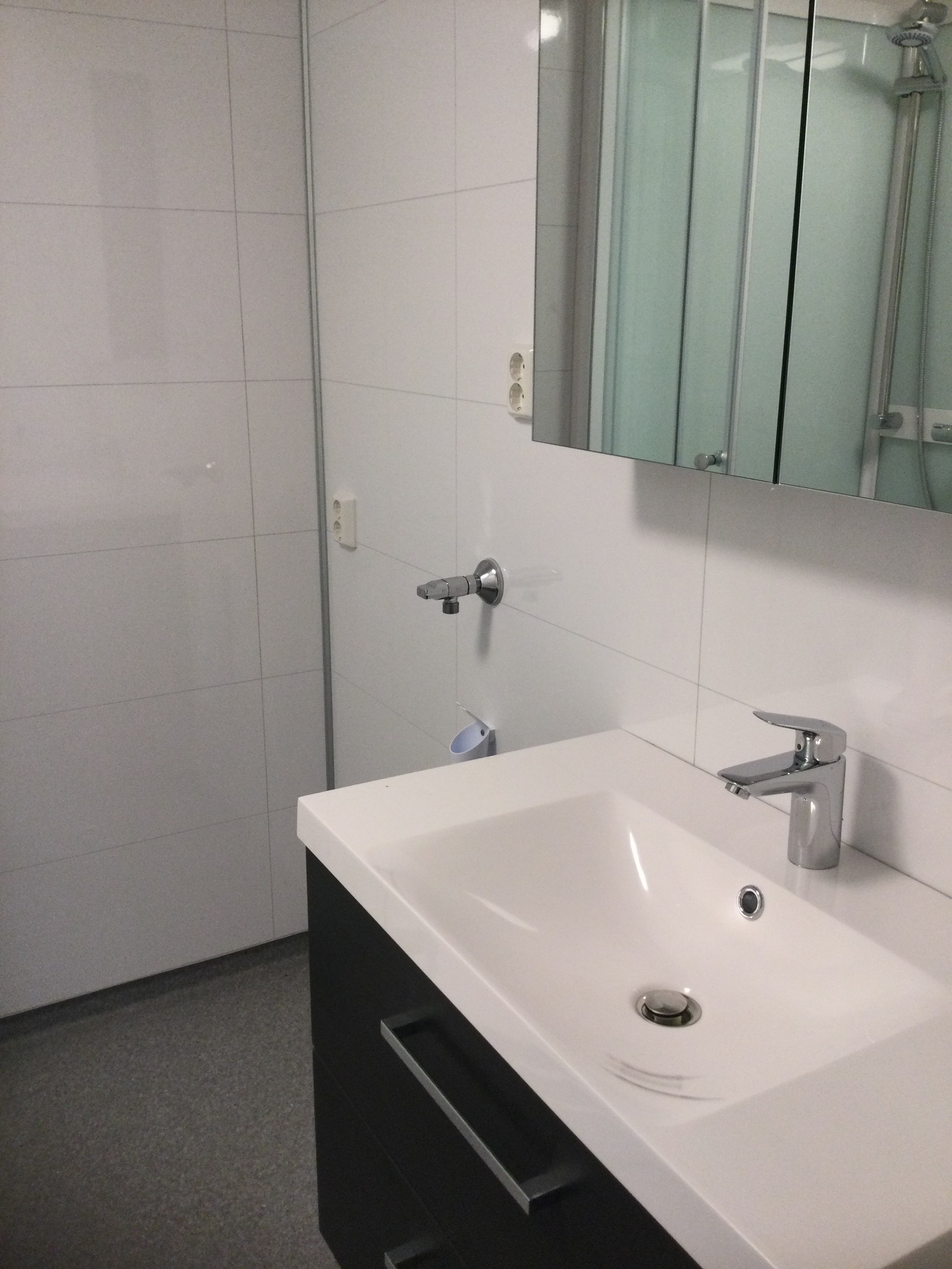 Toalett med ny servant/overskap og avsatt plass for vaskemaskin. Galleribilde