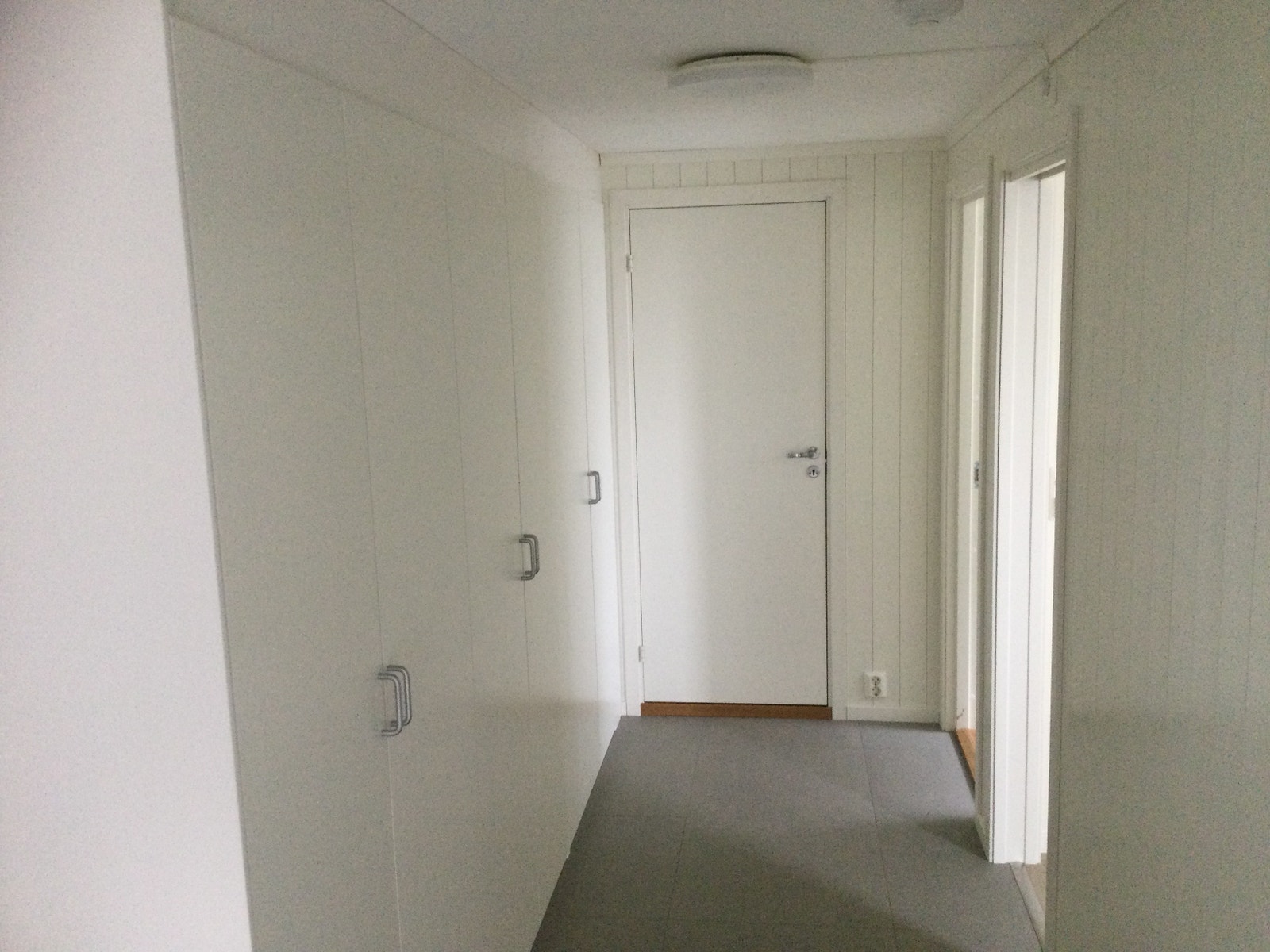 Gang med mye skap plass. Galleribilde