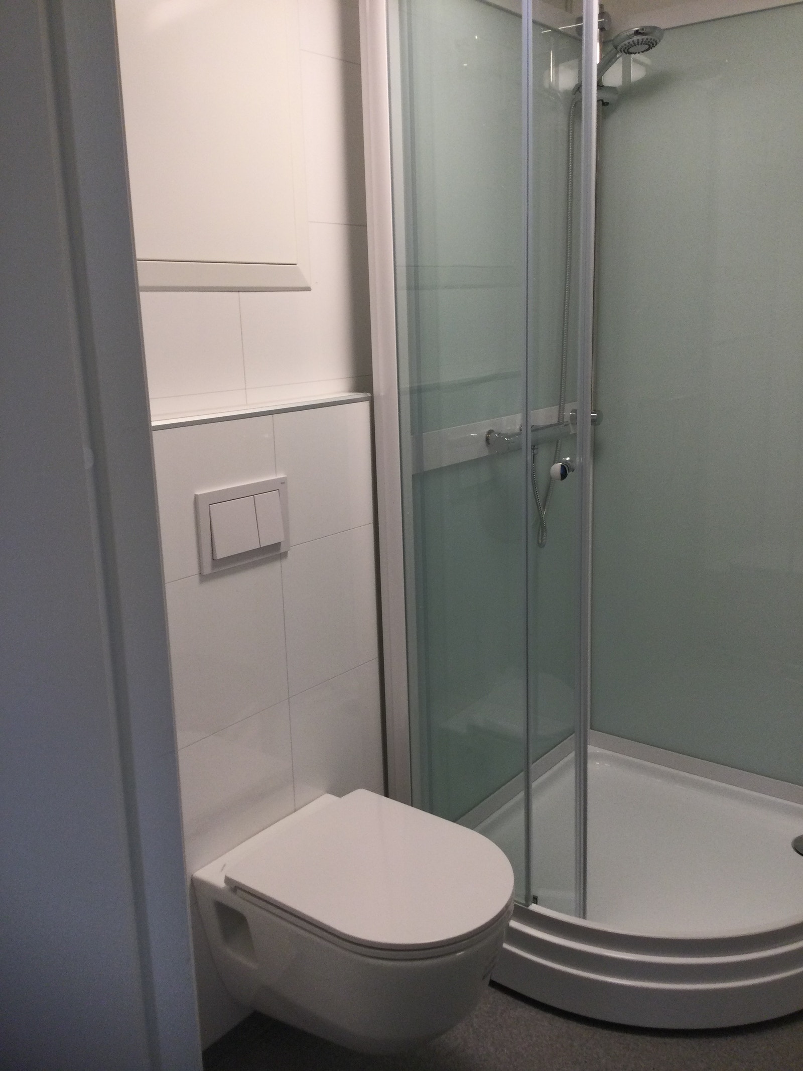 Bad med vegghengt toalett og dusj kabinett. Galleribilde