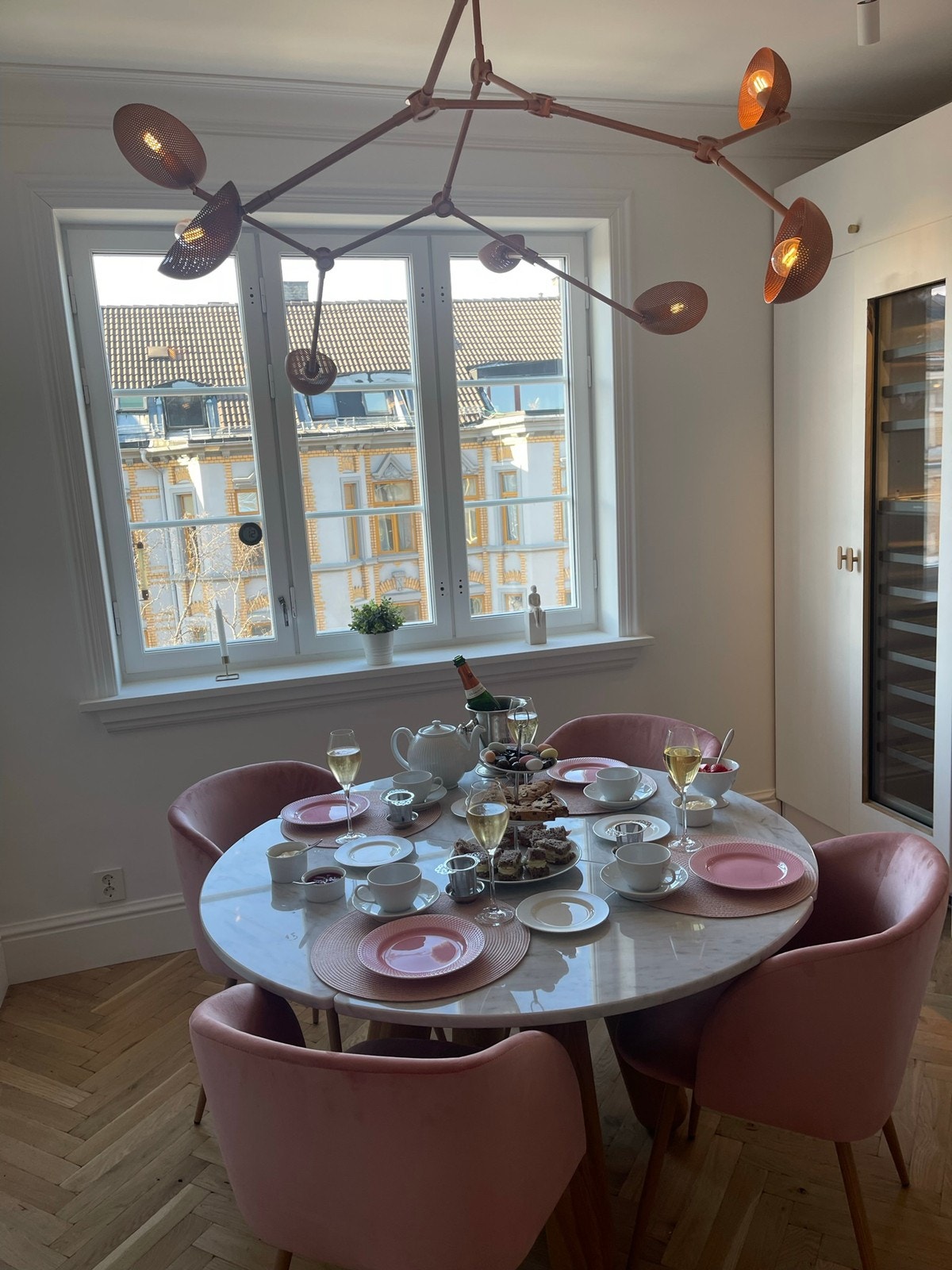 Her dekket til afternoon tea Galleribilde
