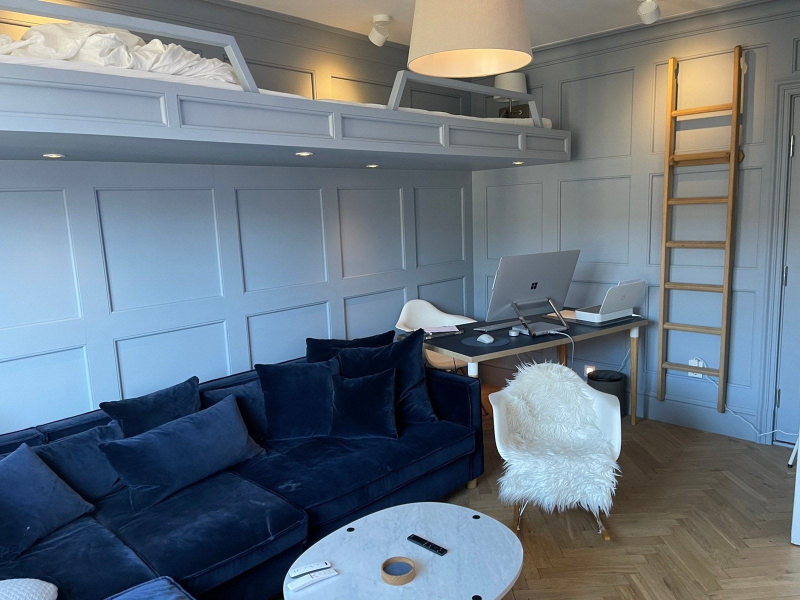 Kombinert kontor, stue og soverom - plass til to voksne (2 soveplasser over sofa á 90x200). Kan eventuelt sette inn seng på dette rommet om ønskelig. (Dette rommet er noe annerledes møblert i dag enn på bildet) Galleribilde