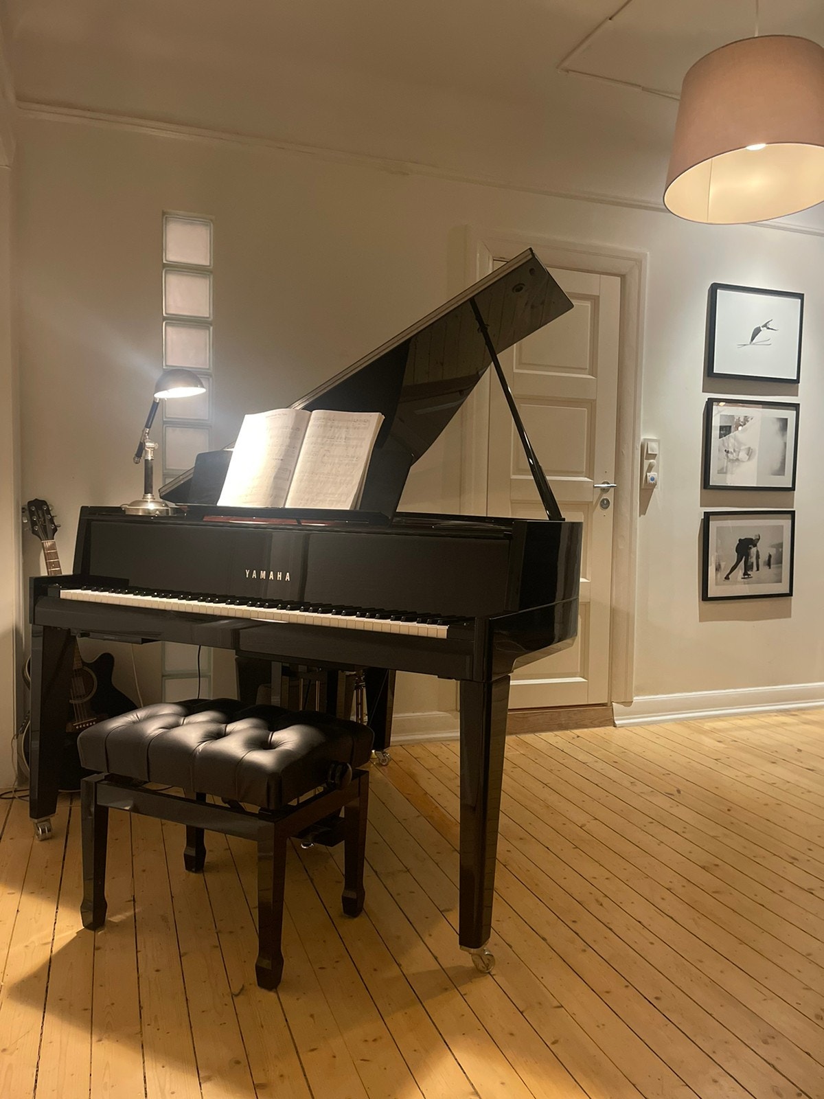 Eget pianorom med samme flygel som på Beat for Beat (Yamaha N3). Her kan du bruke hodetelefoner mens du øver, eller spille høyt for publikum! Galleribilde