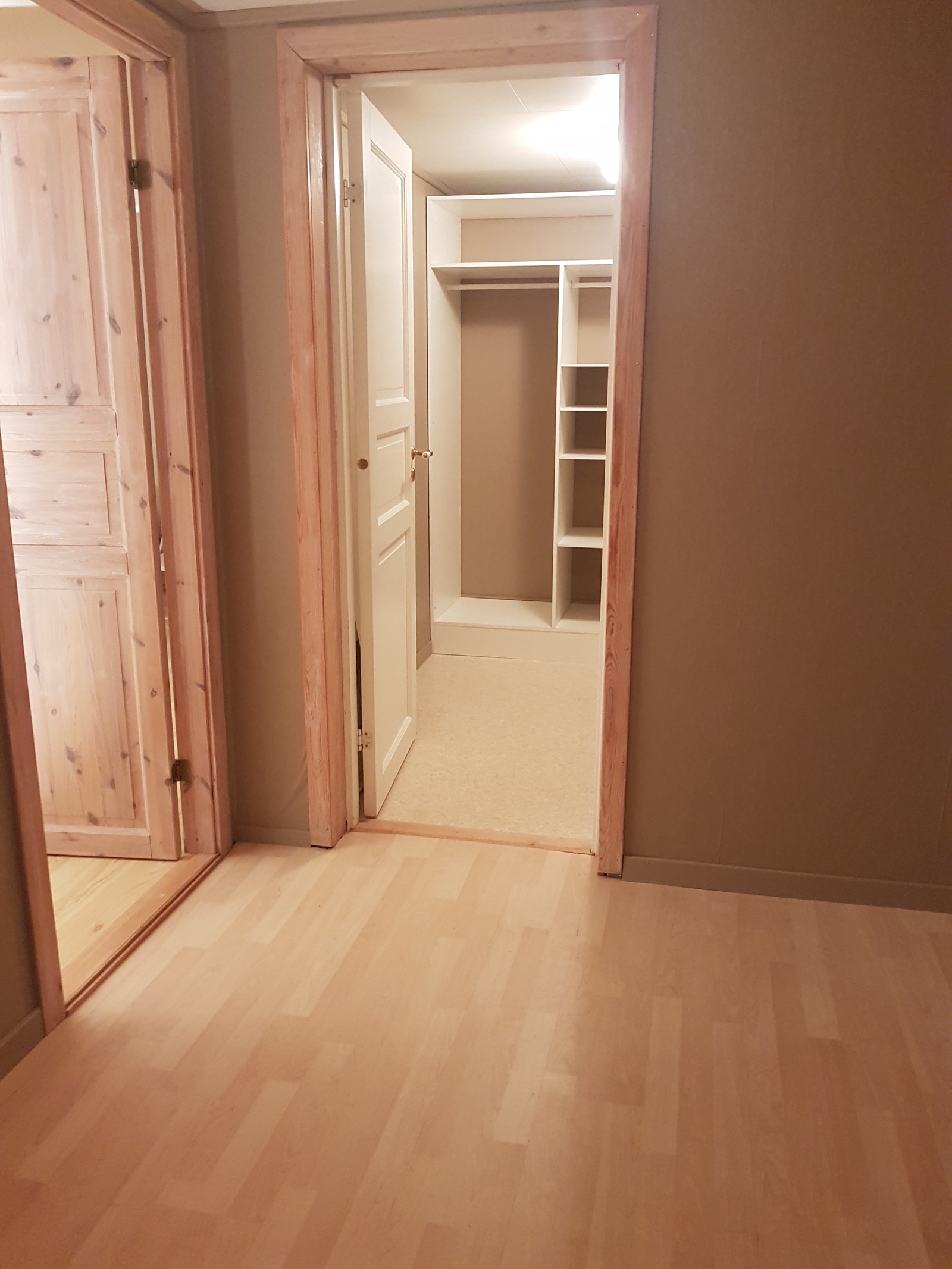 Minste soverommet, 6 m2, med inngang til bod på 5 m2 (Walk in nå). Galleribilde