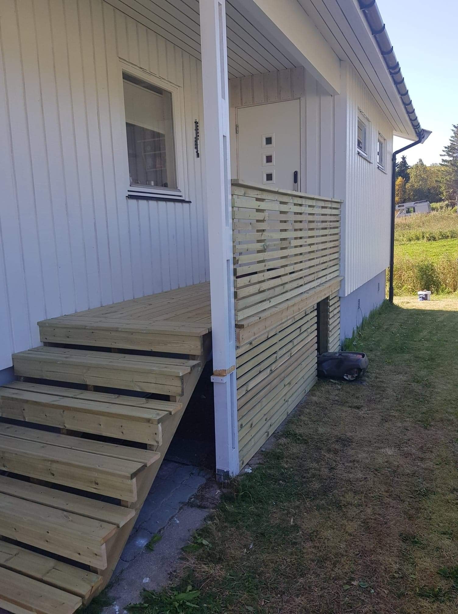 Inngangsparti, det er kodelås på ytterdør Galleribilde