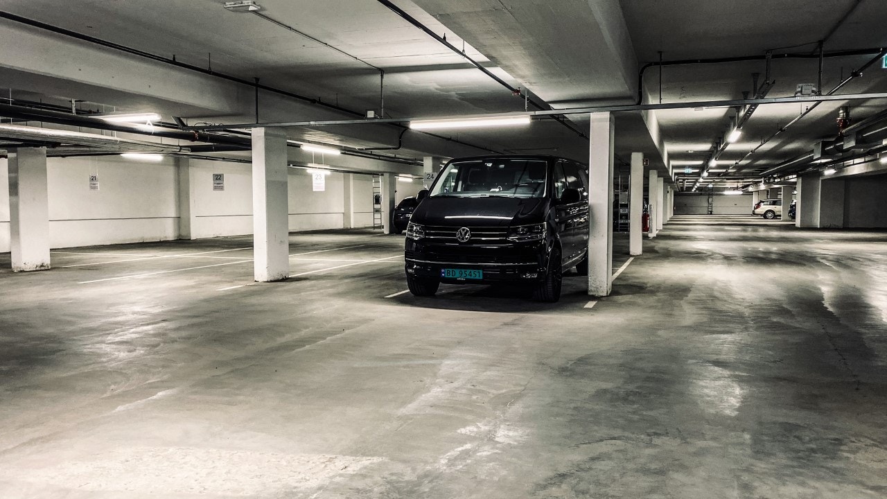Parkeringsplass nr 25 (Transporter står parkert) Galleribilde