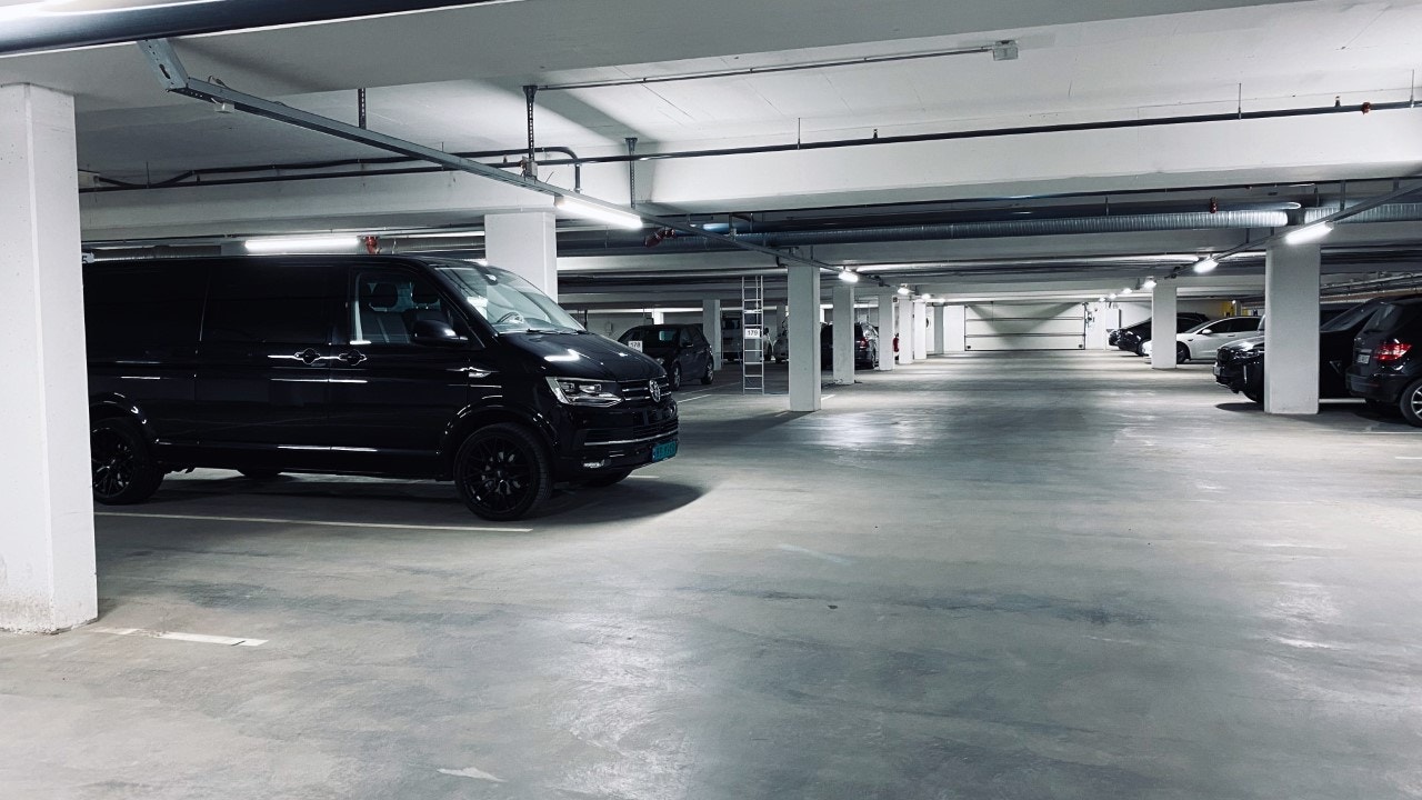 Parkeringsplass nr 25 (Transporter står parkert) Galleribilde