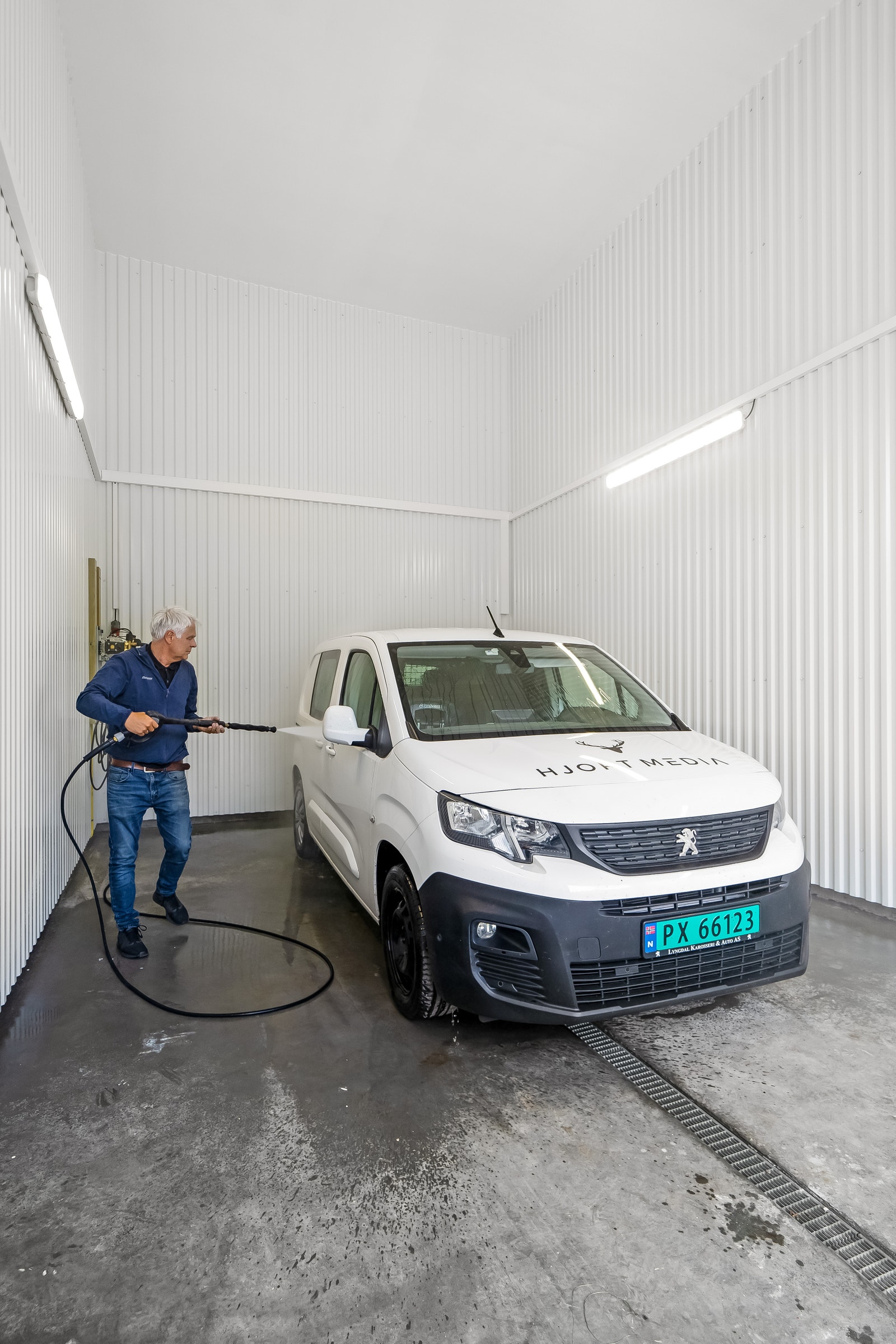 Vaskehall i bygget til bruk til reduserte priser. Perfekt for rengjøring av båter, biler etc. Galleribilde