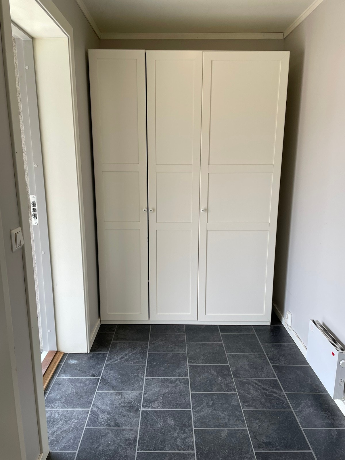 Gang med garderobeskap Galleribilde