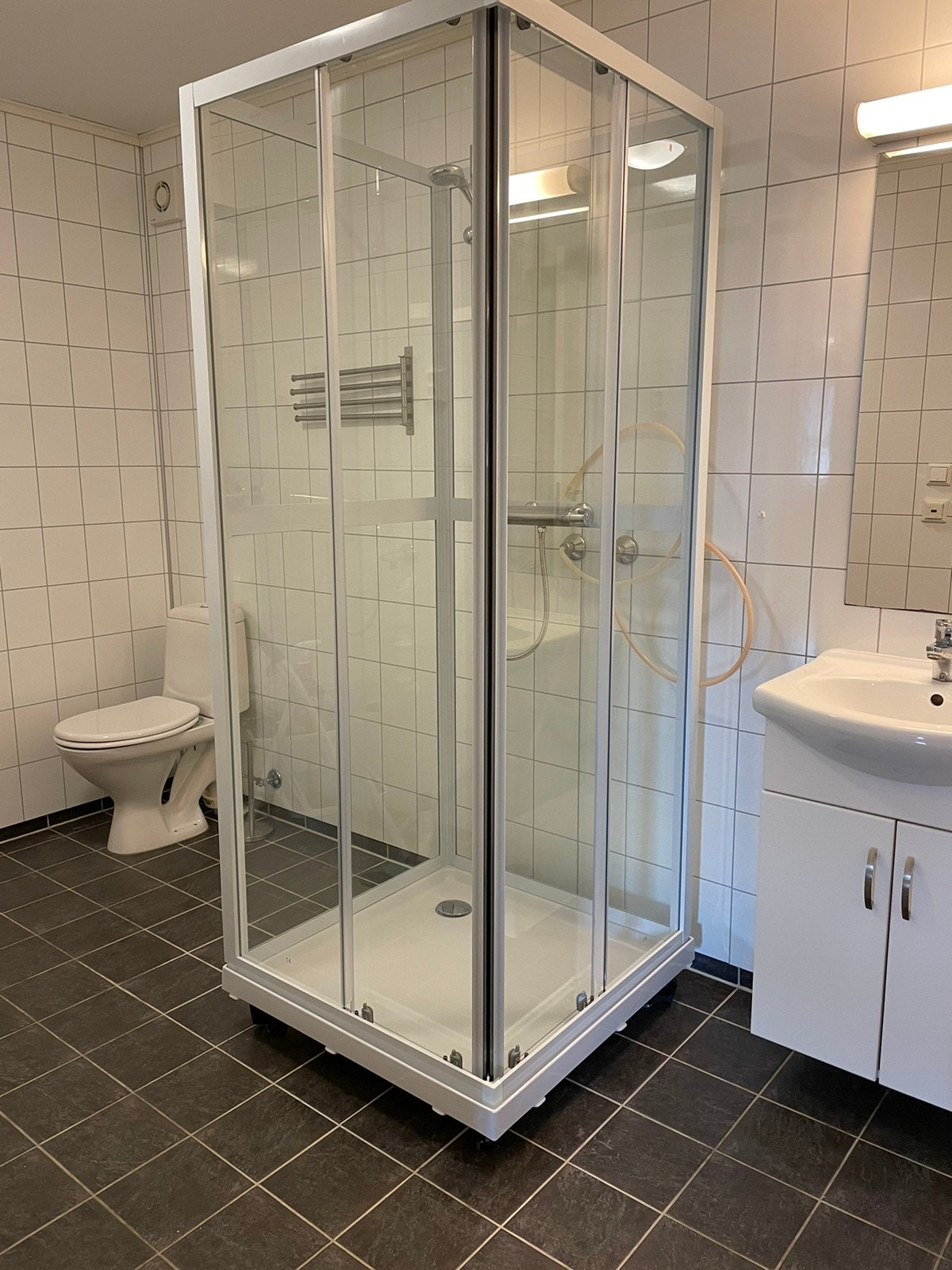 Bad med nytt dusjkabinett Galleribilde