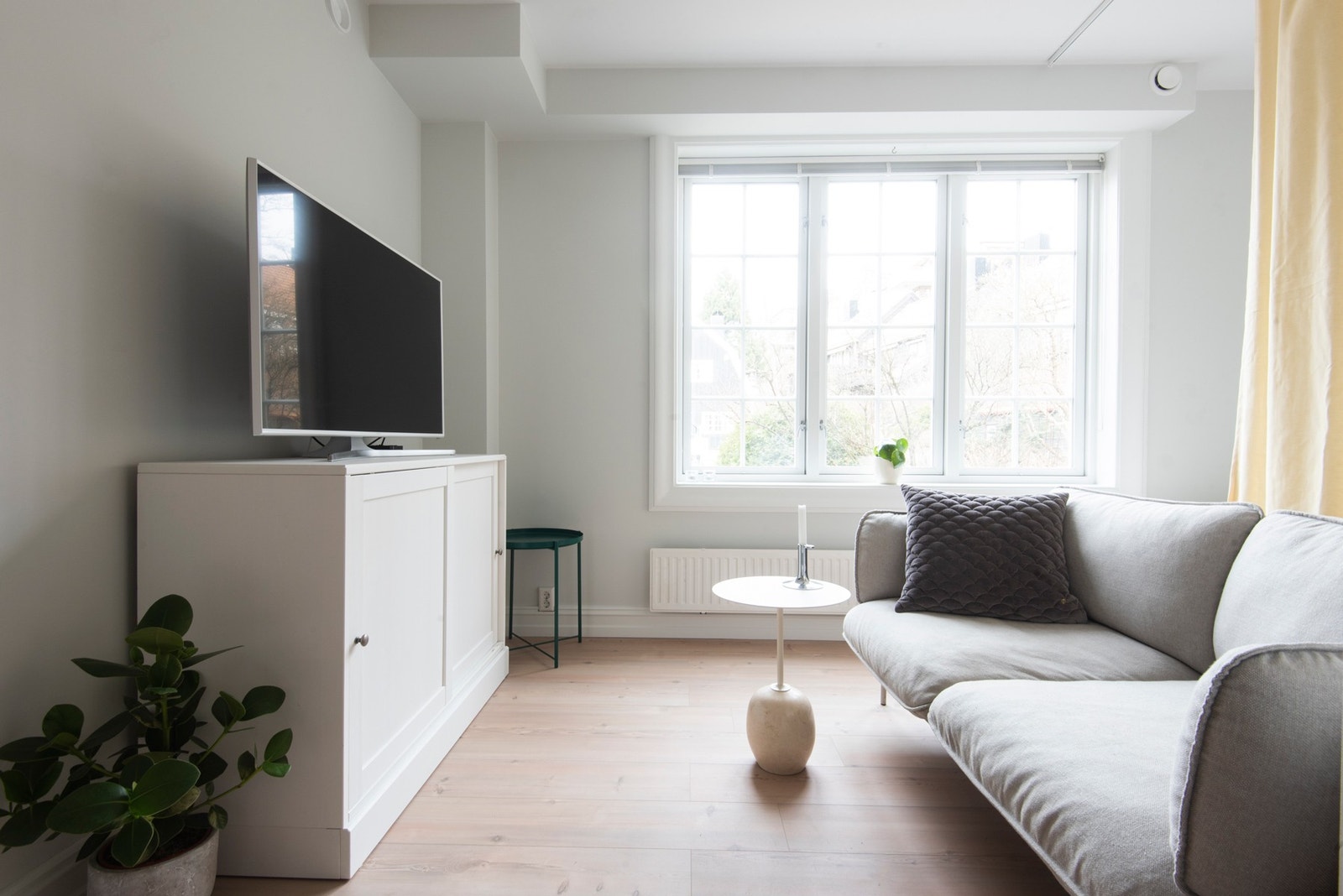 Hyggelig oppholdsrom med tv og gode lysforhold Galleribilde