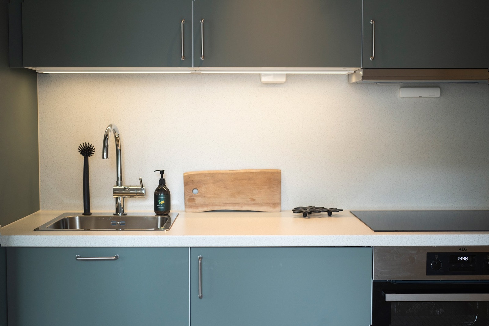 Lys kjøkkenbenk. Komfyrvakt Galleribilde