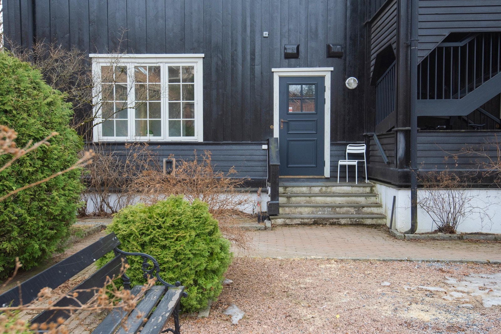 Egen inngang til hybelleilighet på bakkeplan. Dør og vindu vist på bildet hører til hybelleilighet Galleribilde