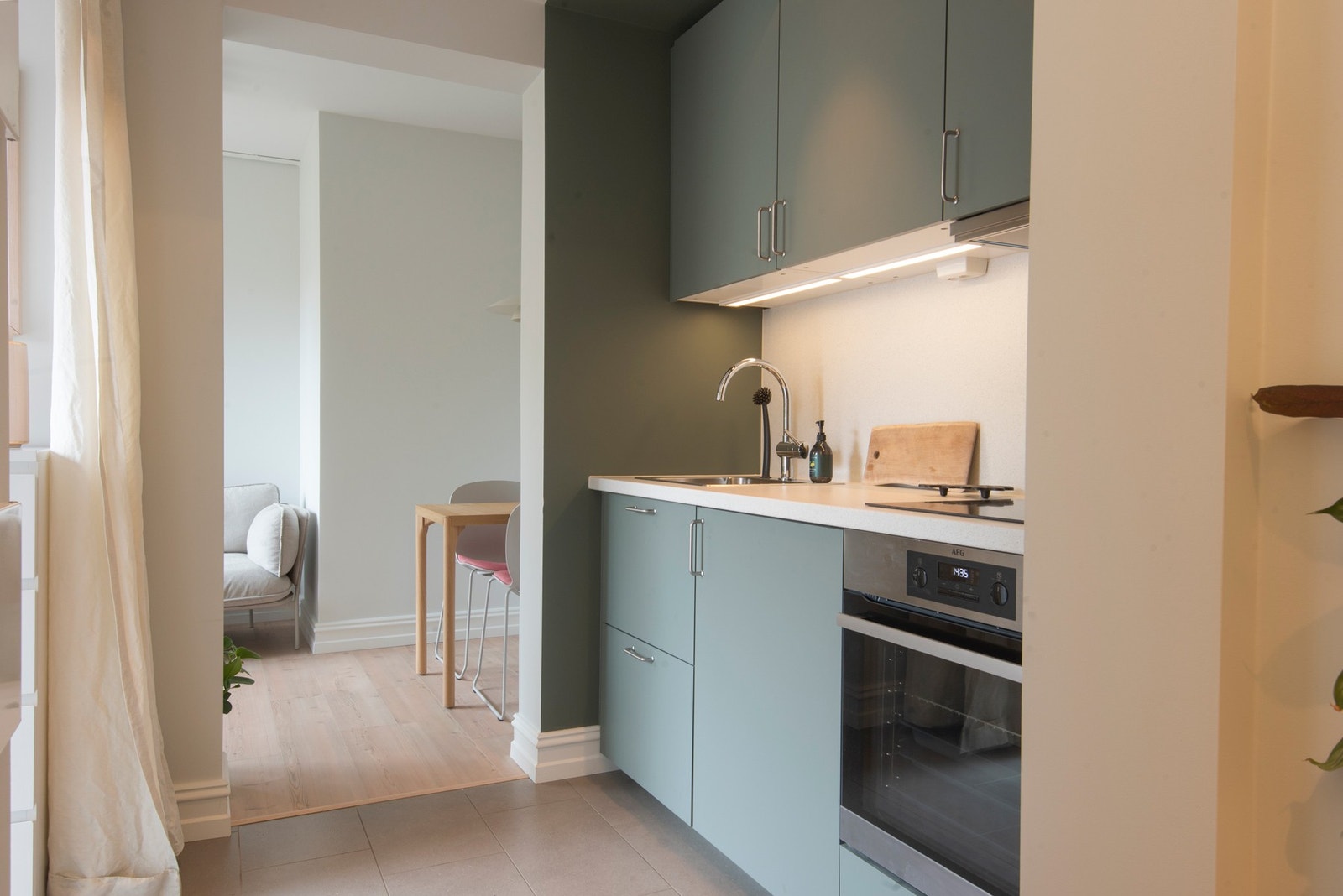 Moderne kjøkken med ovn, induksjonstopp og integrert kombibenkskap Galleribilde