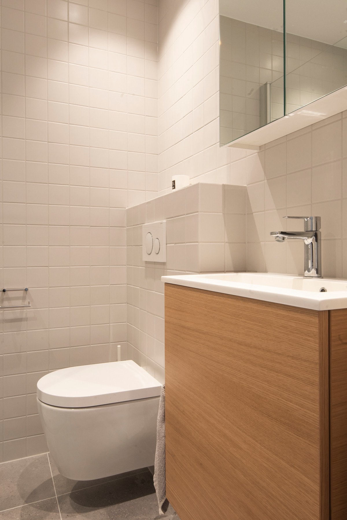 Stilig servantskap i eik Galleribilde