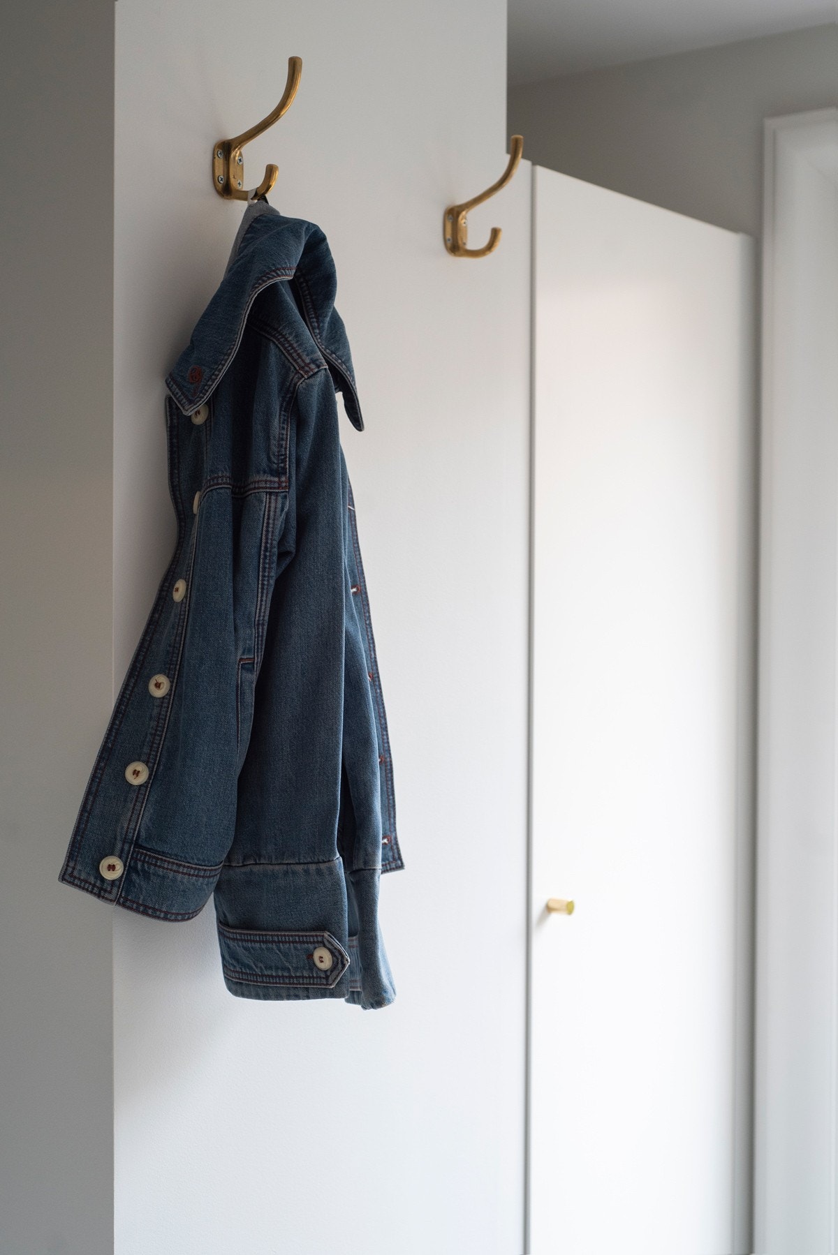 Tidsriktige messingknagger i inngangsparti Galleribilde