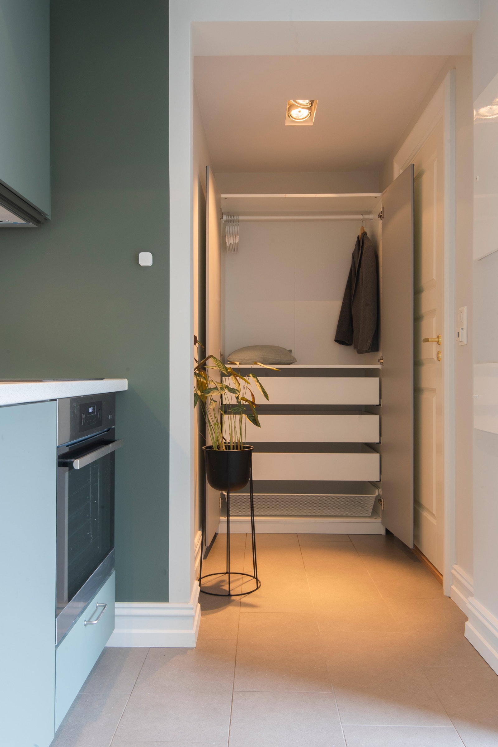 Romslig garderobeskap med effektiv innredning Galleribilde