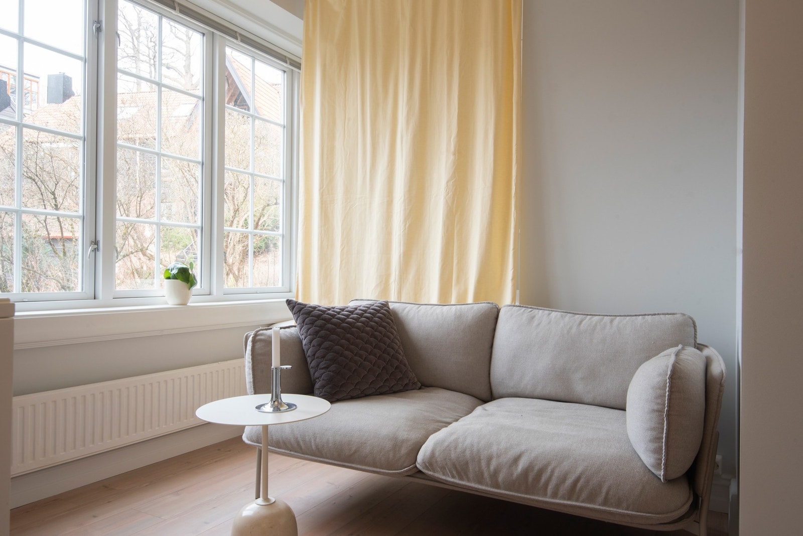 Gardin kan trekkes for sovealkove for oppdelte soner. Persienne for solskjerming Galleribilde