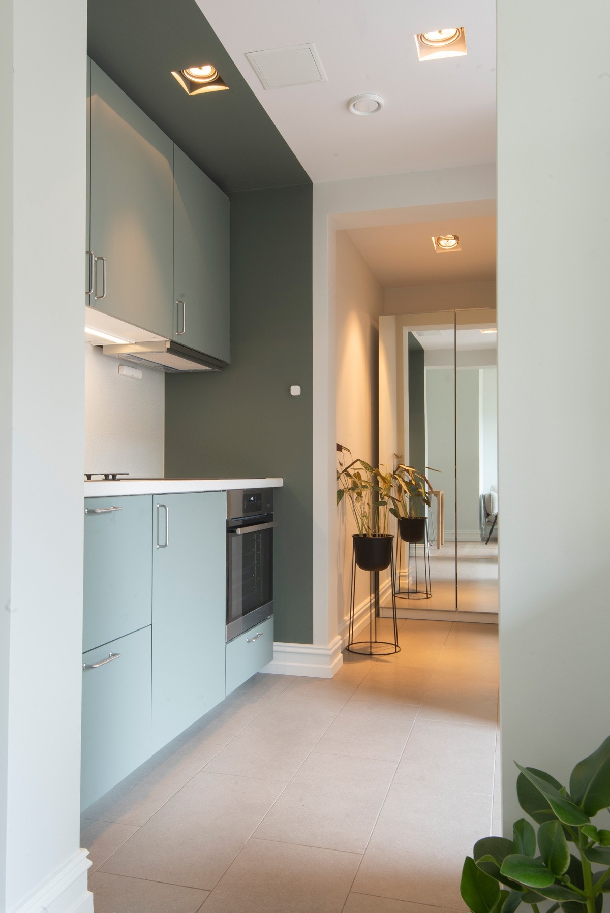 Dobbeltspeildører til garderobeskap i enden av gang Galleribilde