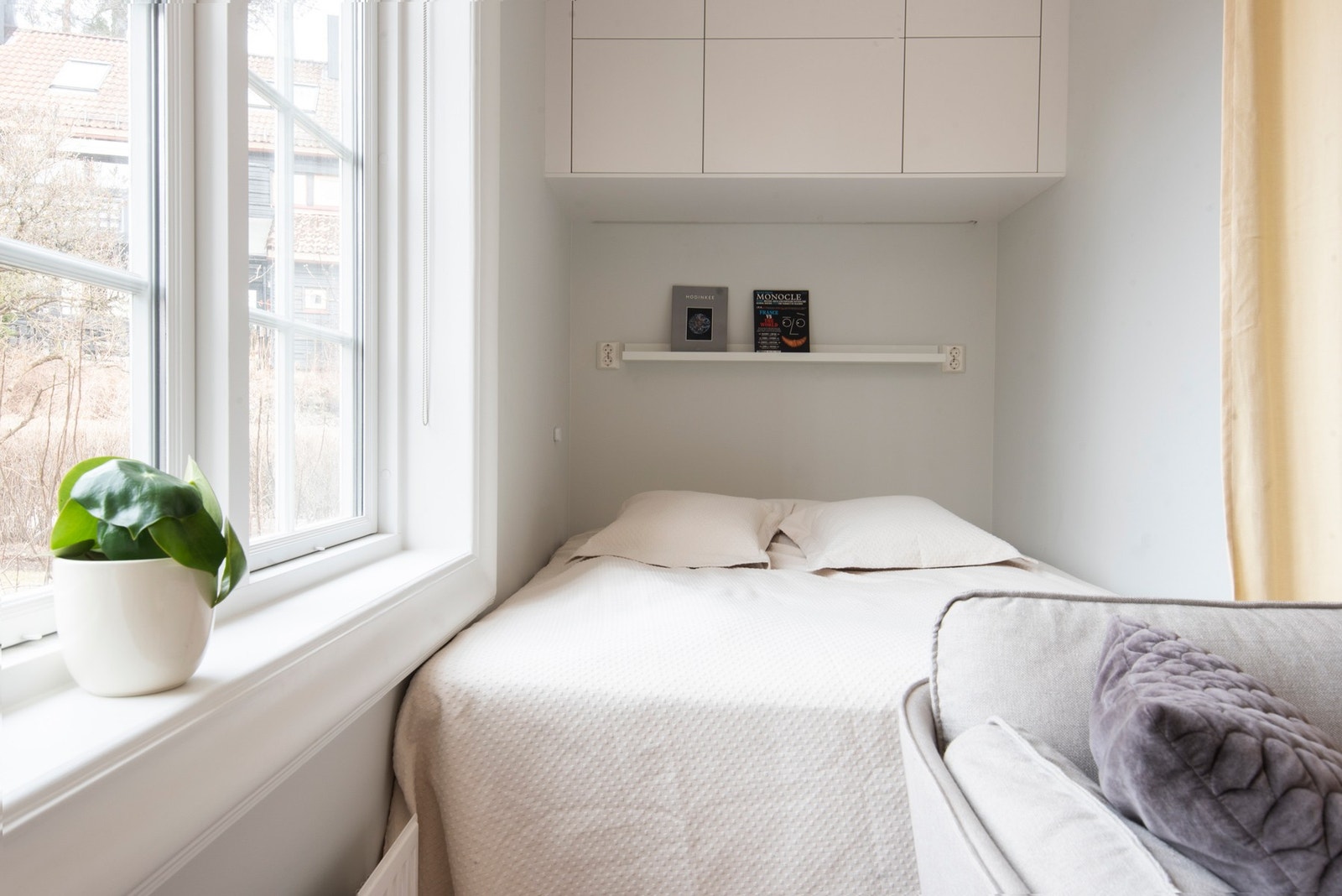 Sovealkove. 150 cm seng med grei plass til to. Integrert led lys og stikkontakter. Plassbygd overskap med god lagringsplass Galleribilde