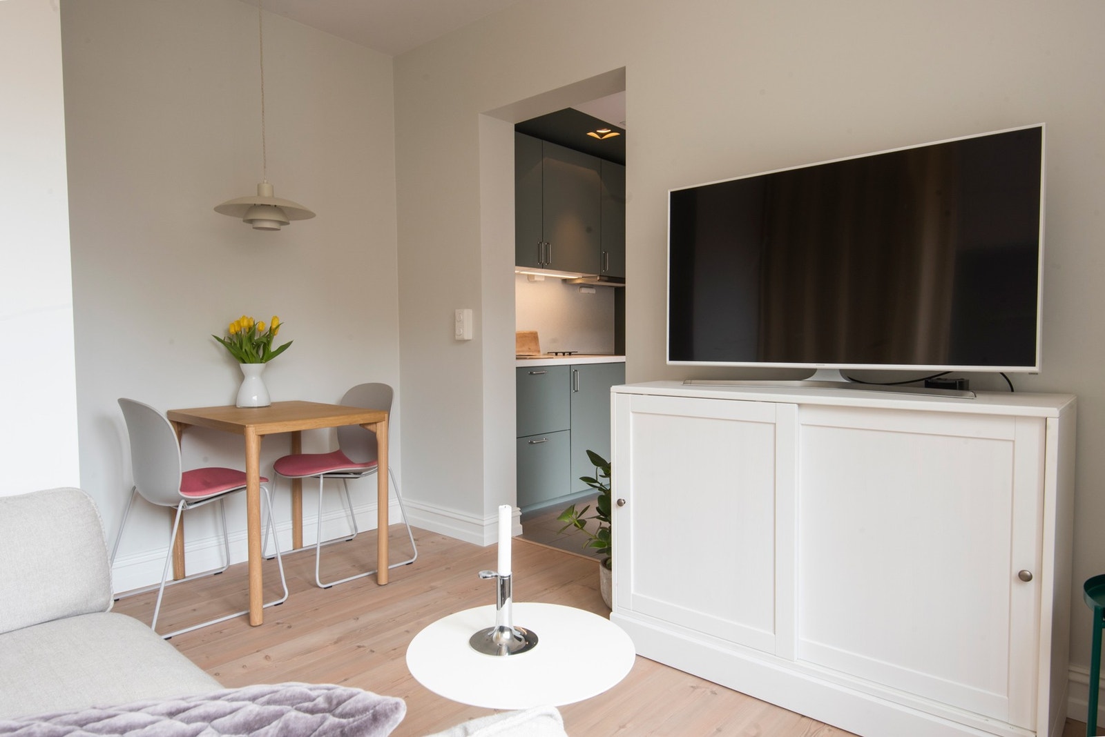 Samsung 42" tv og Apple TV er del av møblering Galleribilde