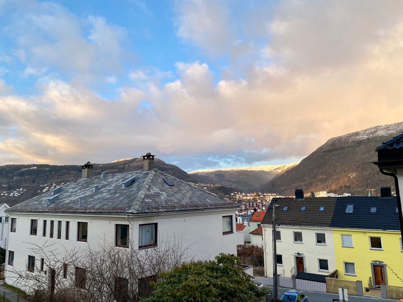 Utsikt til både Fløyen og Ulriken. Galleribilde