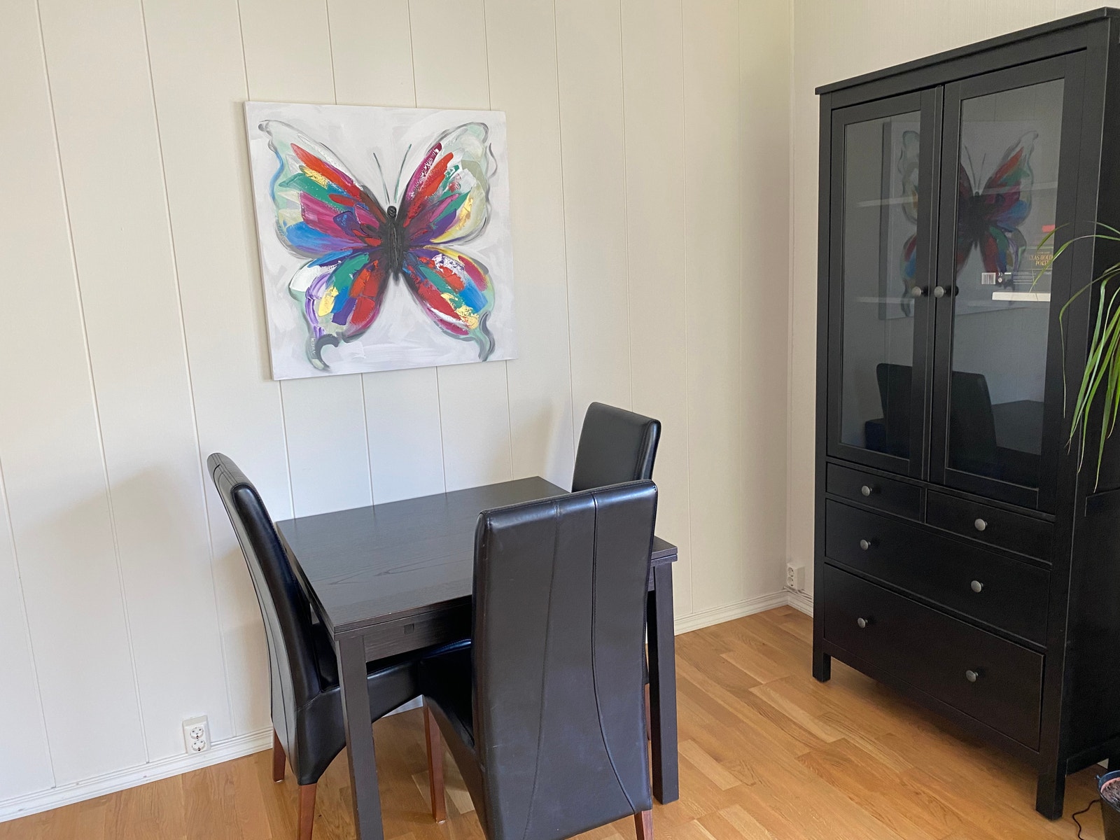 Stuebord som kan utvides slik at det er plass til 5 personer. Galleribilde