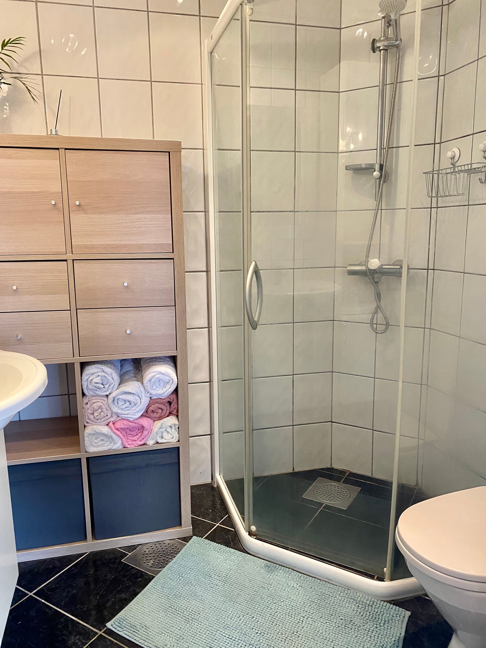 Bad med toalett og dusj. Vaskemaskin og tørketrommel er nå flyttet opp til badet og erstattet med hyllen. Galleribilde