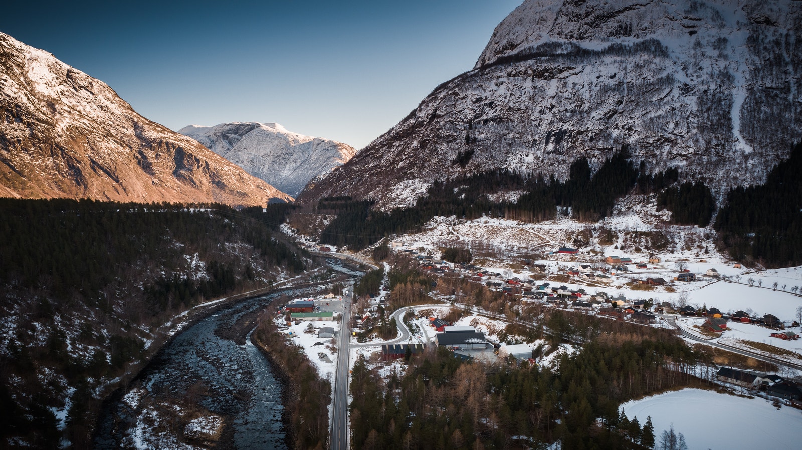 Nydelige Eidfjord, utsikt mot Maurseth og Hardangervidda. Galleribilde