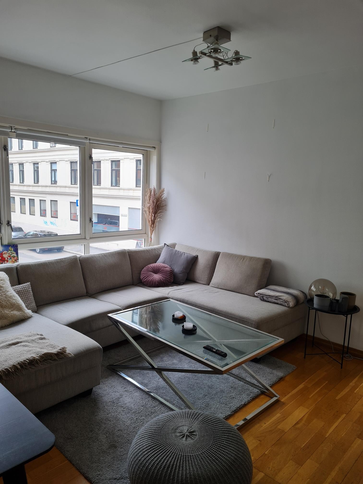 Stue med stort vindu Galleribilde