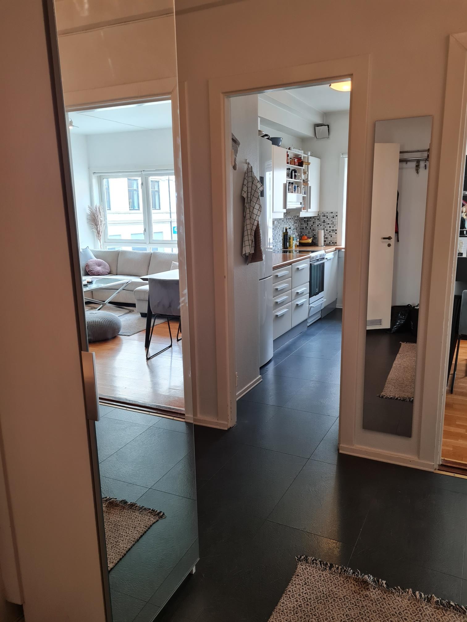 Fra gang mot vindu og kjøkken. Galleribilde
