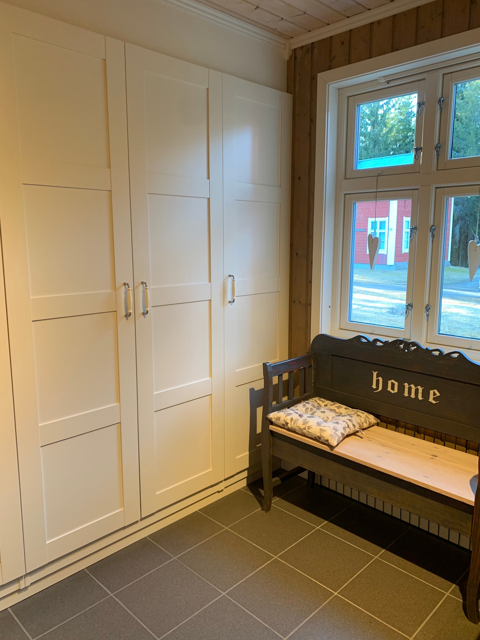 Gang med garderobe Galleribilde