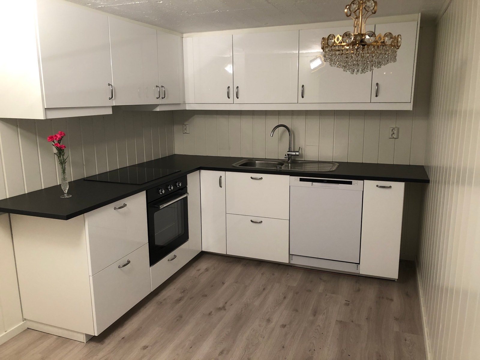 Kjøkken med hvitevarer og spiseplass Galleribilde