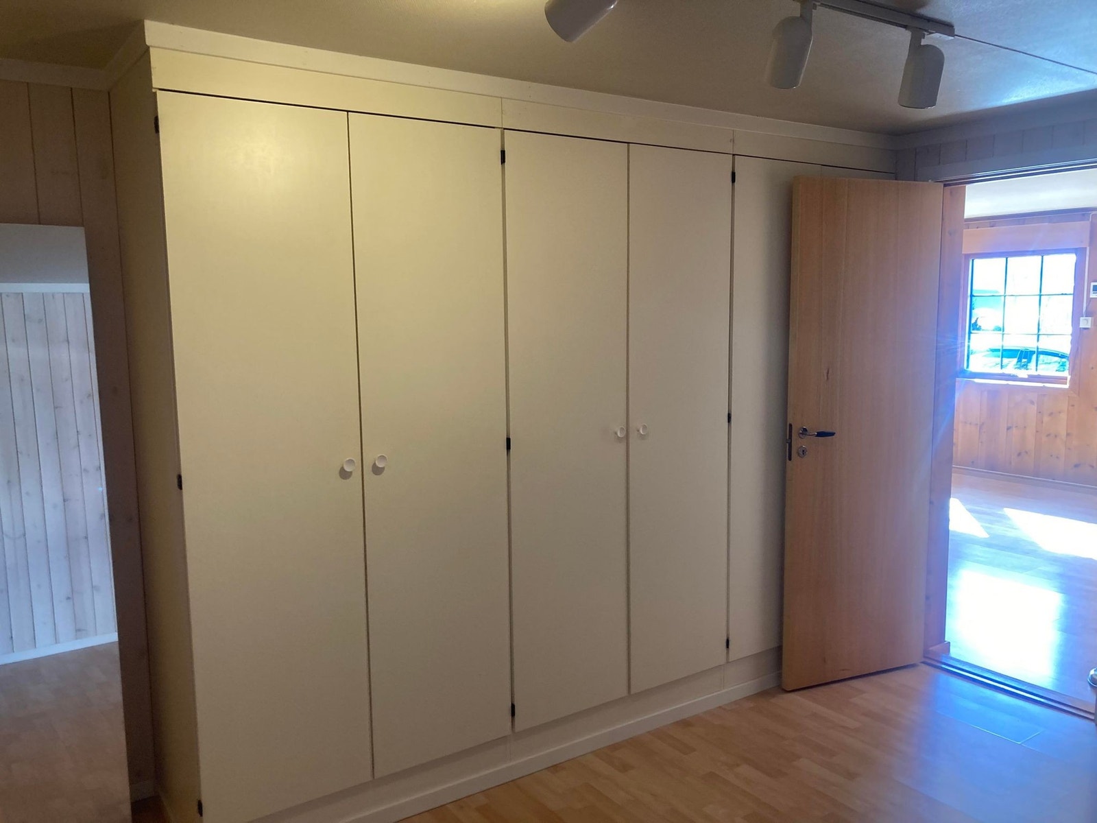 Garderobe på soverom Galleribilde