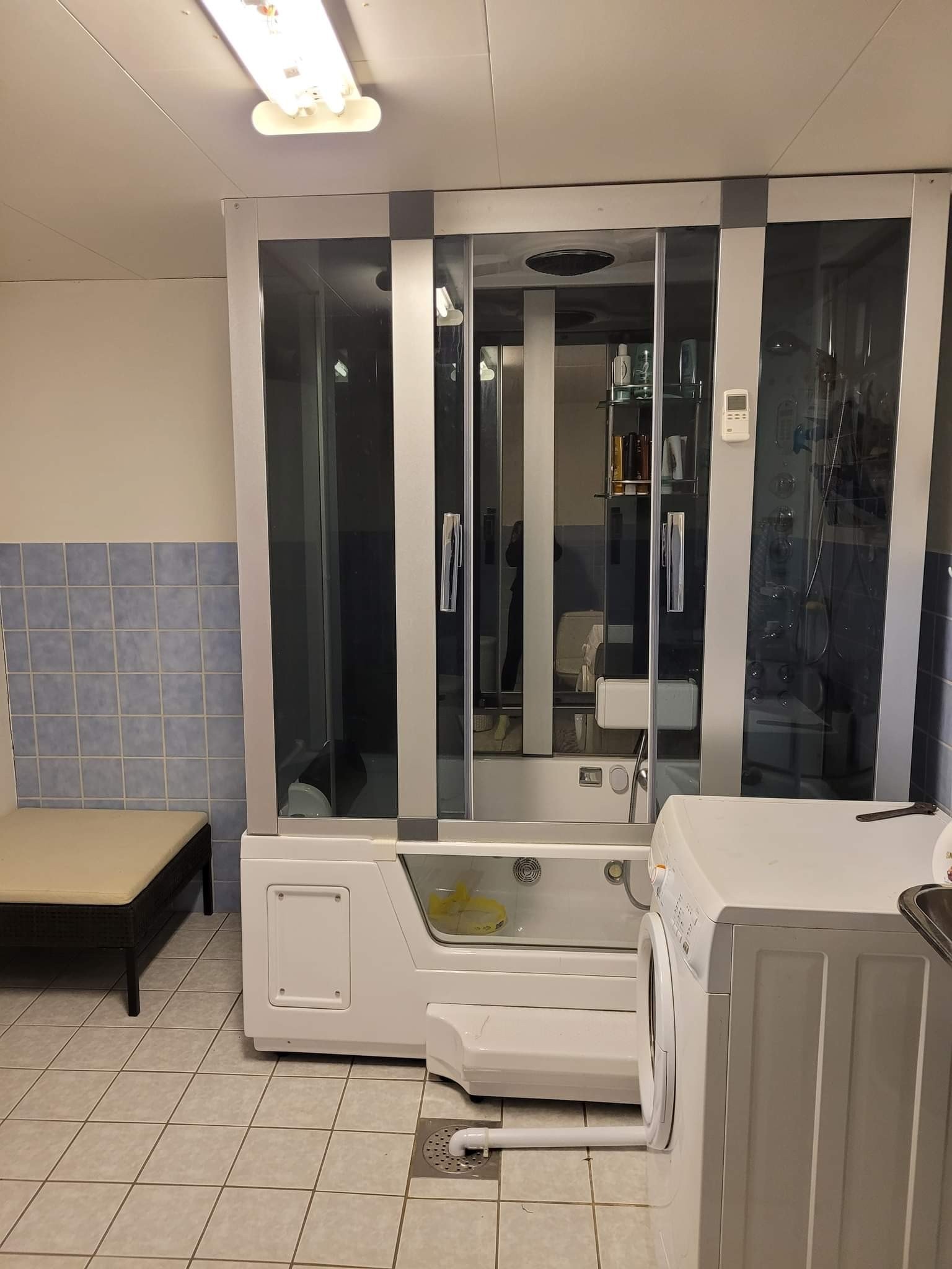 vaskerom kjeller med dusj/boblebad Galleribilde