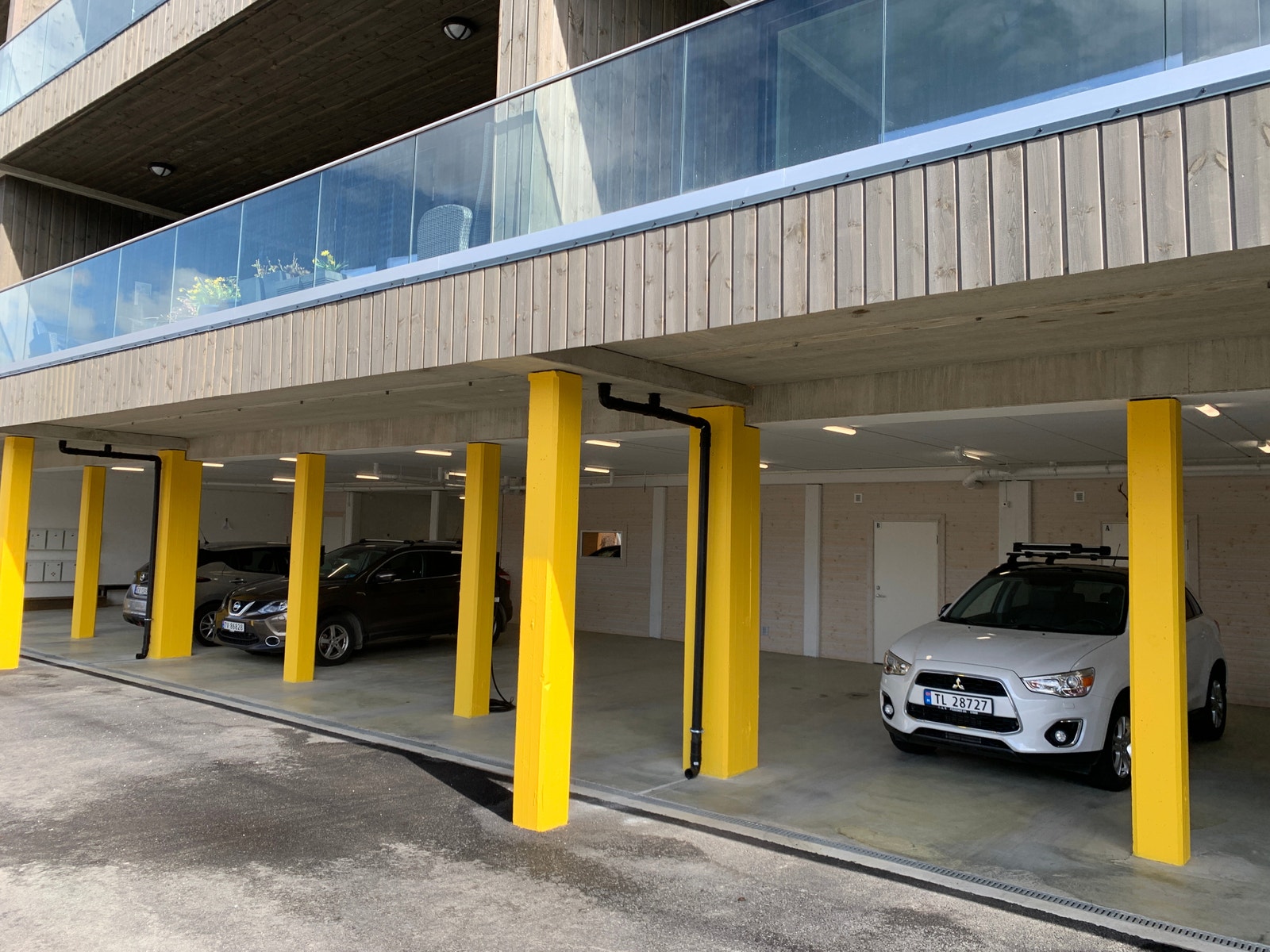 Parkering med elbil-lading Galleribilde
