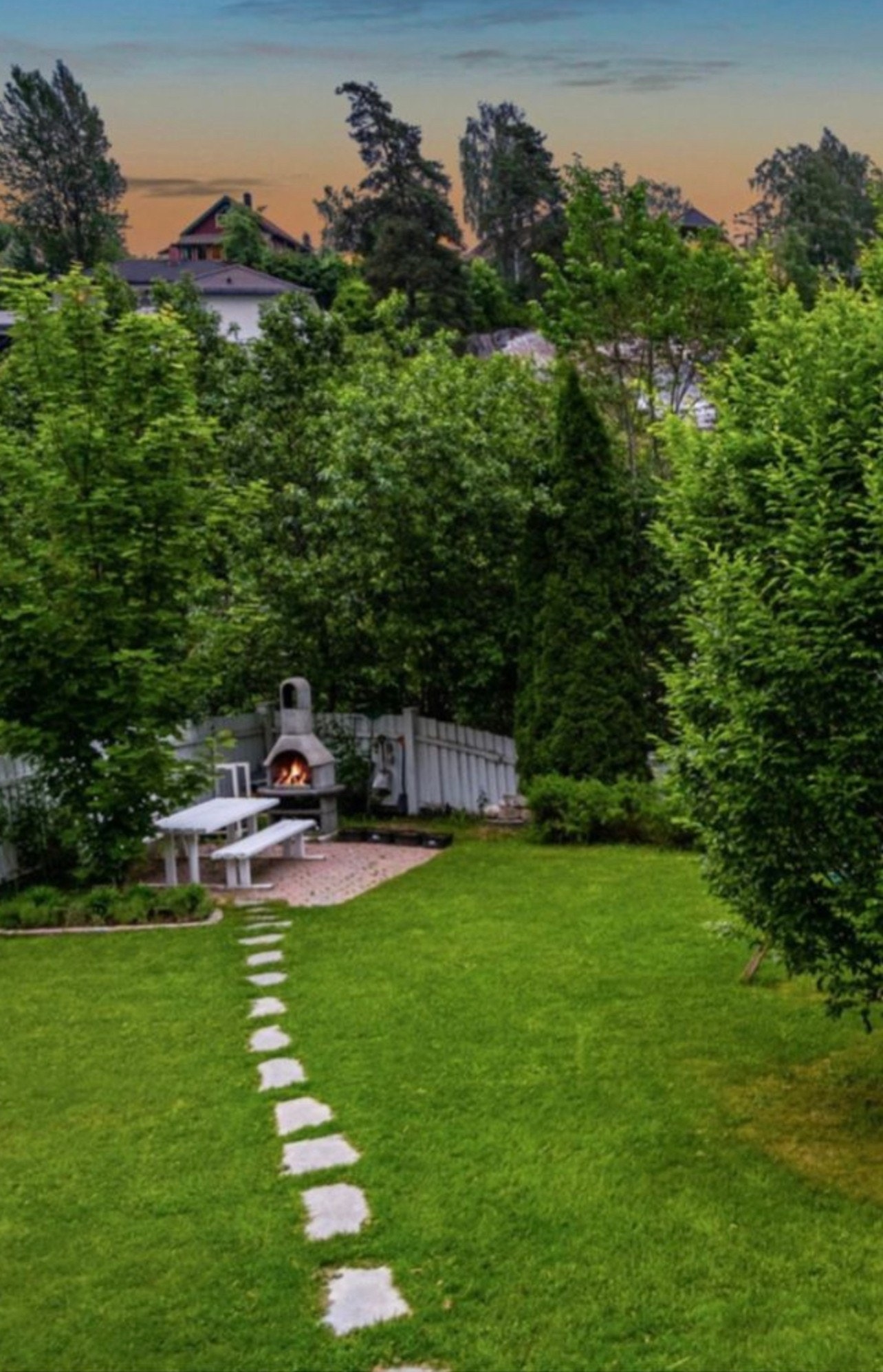 Hyggelig bakgård Galleribilde