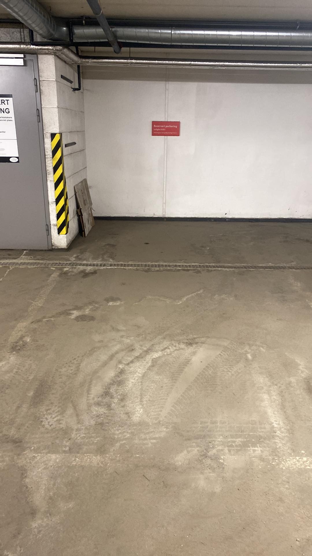 Stor garasjeplass med naboparkering kun på vensre side Galleribilde