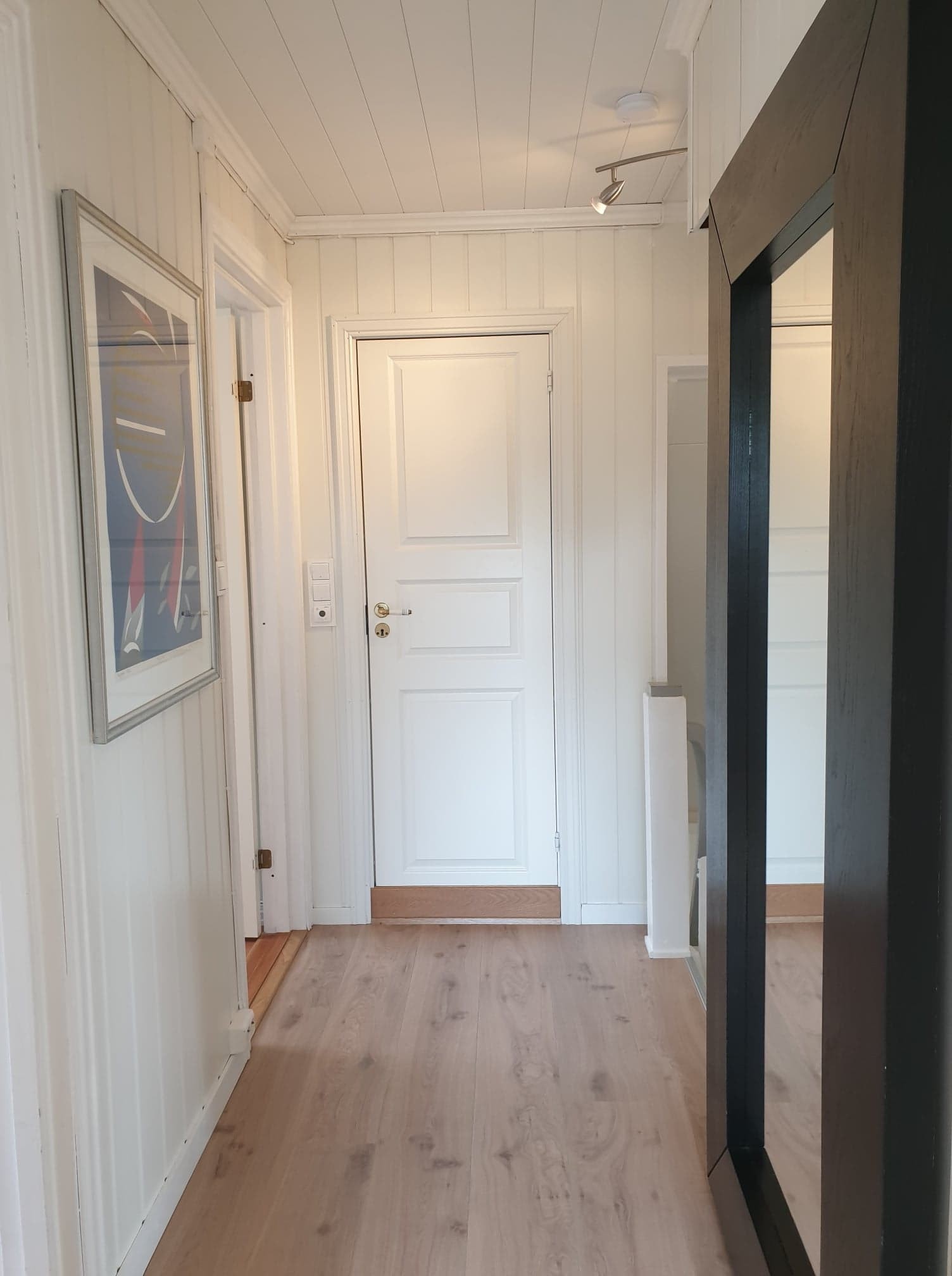 Gangen med inngang til soverommene og bad i 2. etasje Galleribilde