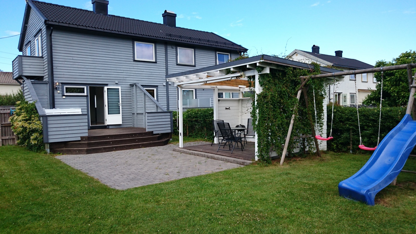 Fra hagen mot huset Galleribilde