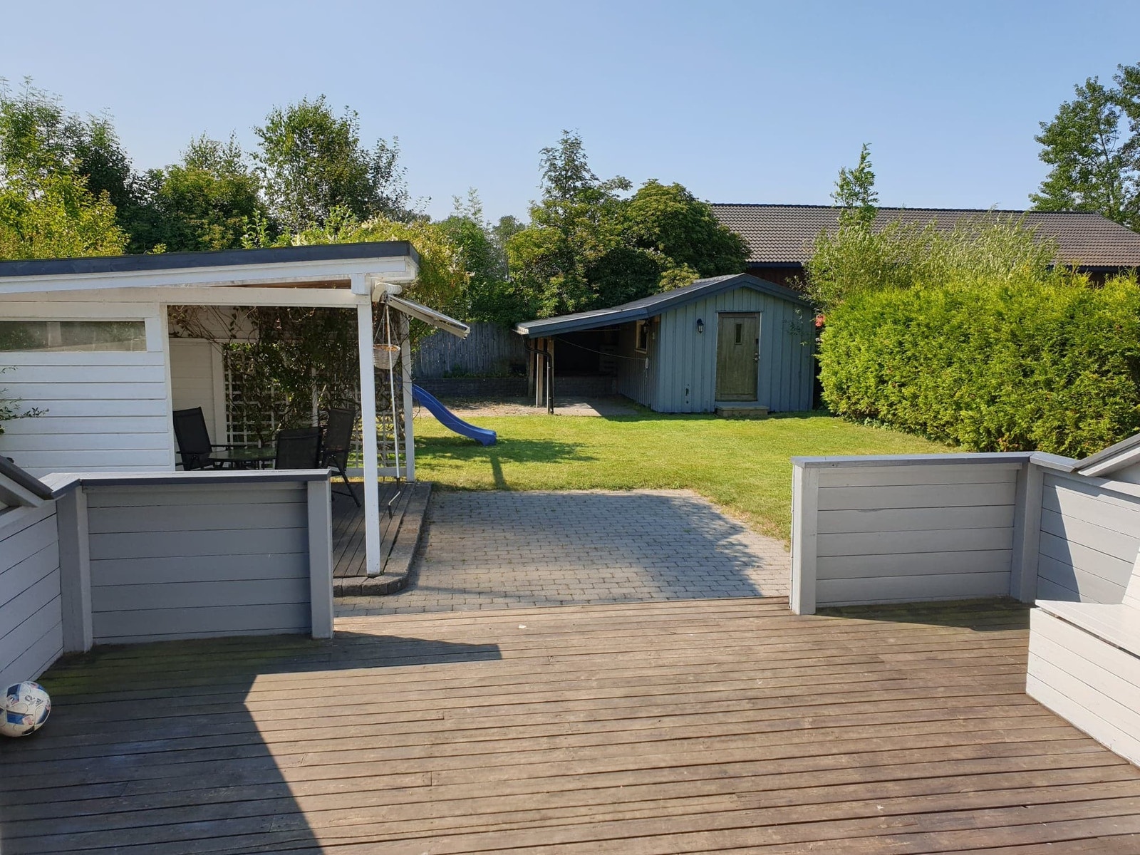 Utsikt mot uteplasser og hage fra verandadør, stue Galleribilde