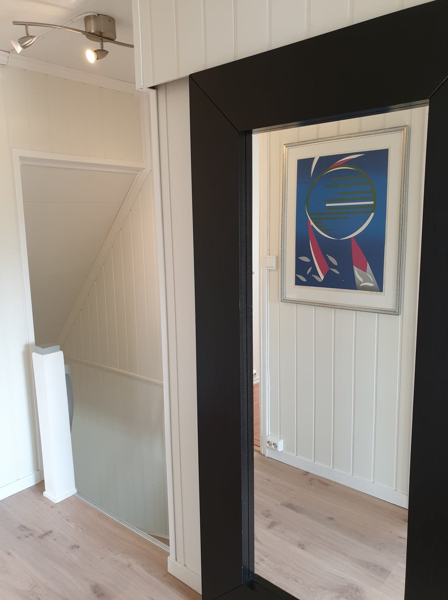 Stort garderobeskap/walk-in-closet i gangen i 2. etasje, ekstra oppbevaring for de to minste soverommene. Galleribilde