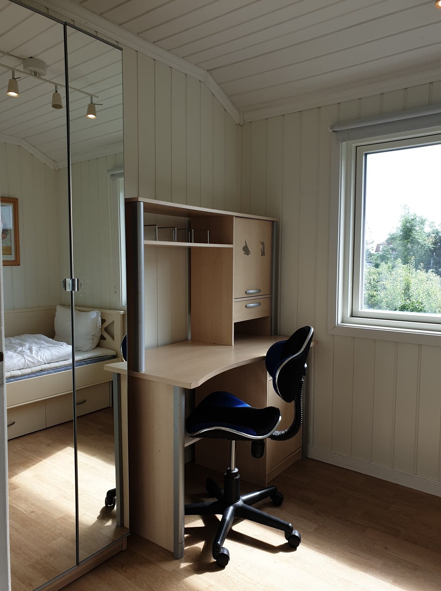 Det minste soverommet, 6 m3, utsikt mot hagen Galleribilde