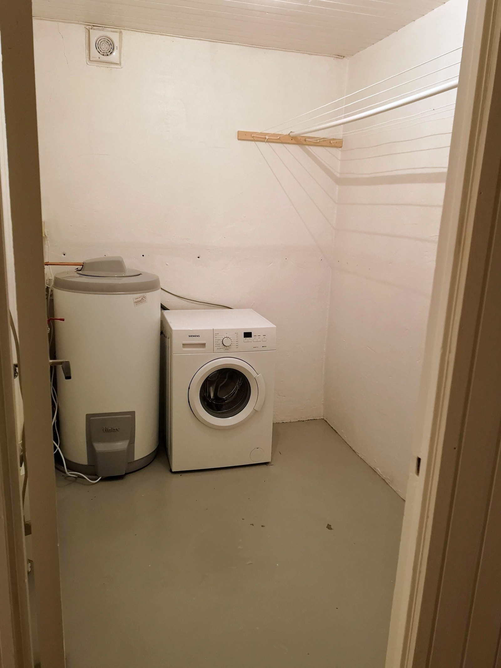 Stort vaskerom. 250 liter varmtvannstank. Galleribilde