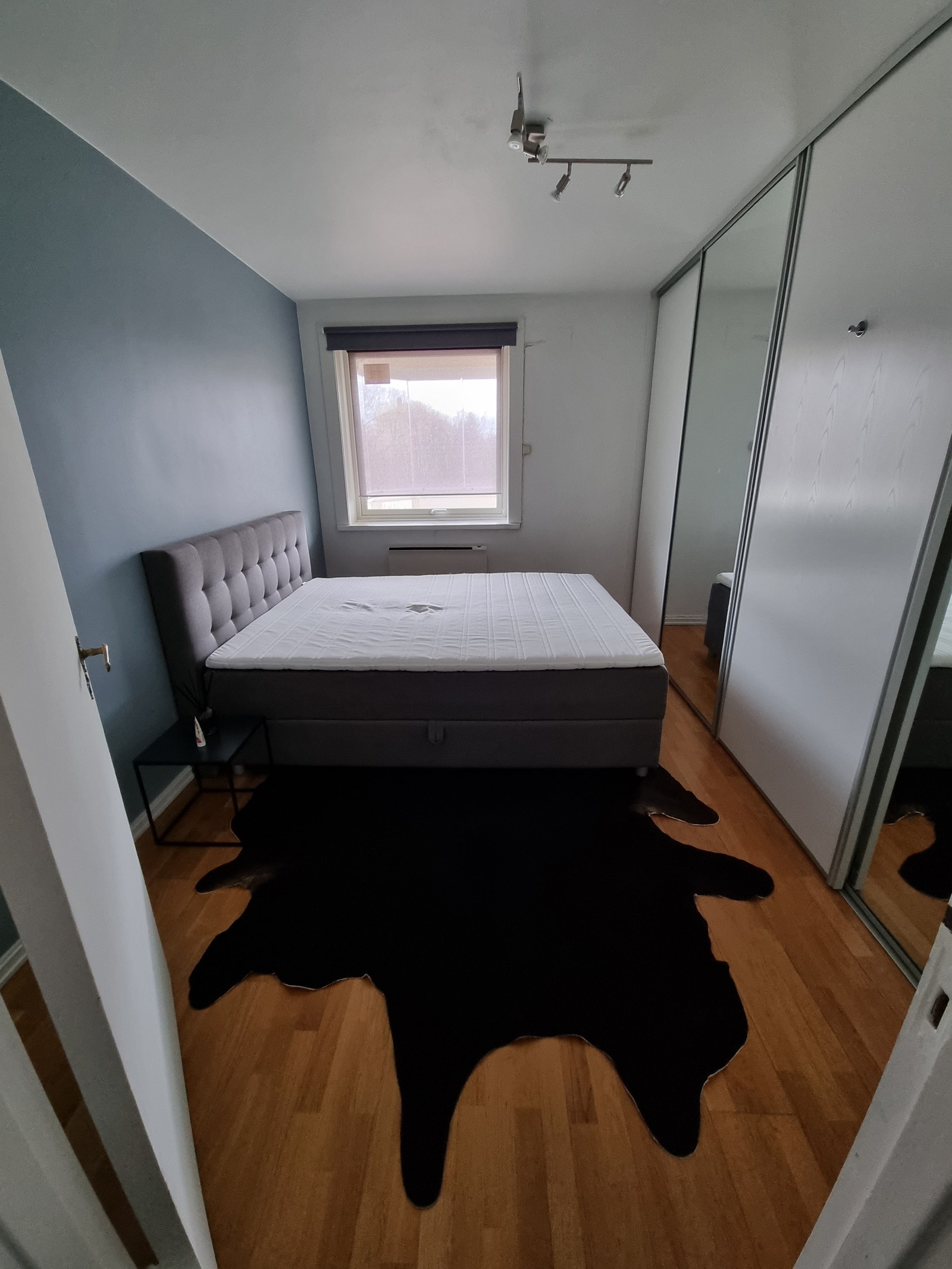 Hovedsoverom med mye skapplass og oppbevaring under seng (180x200) Galleribilde