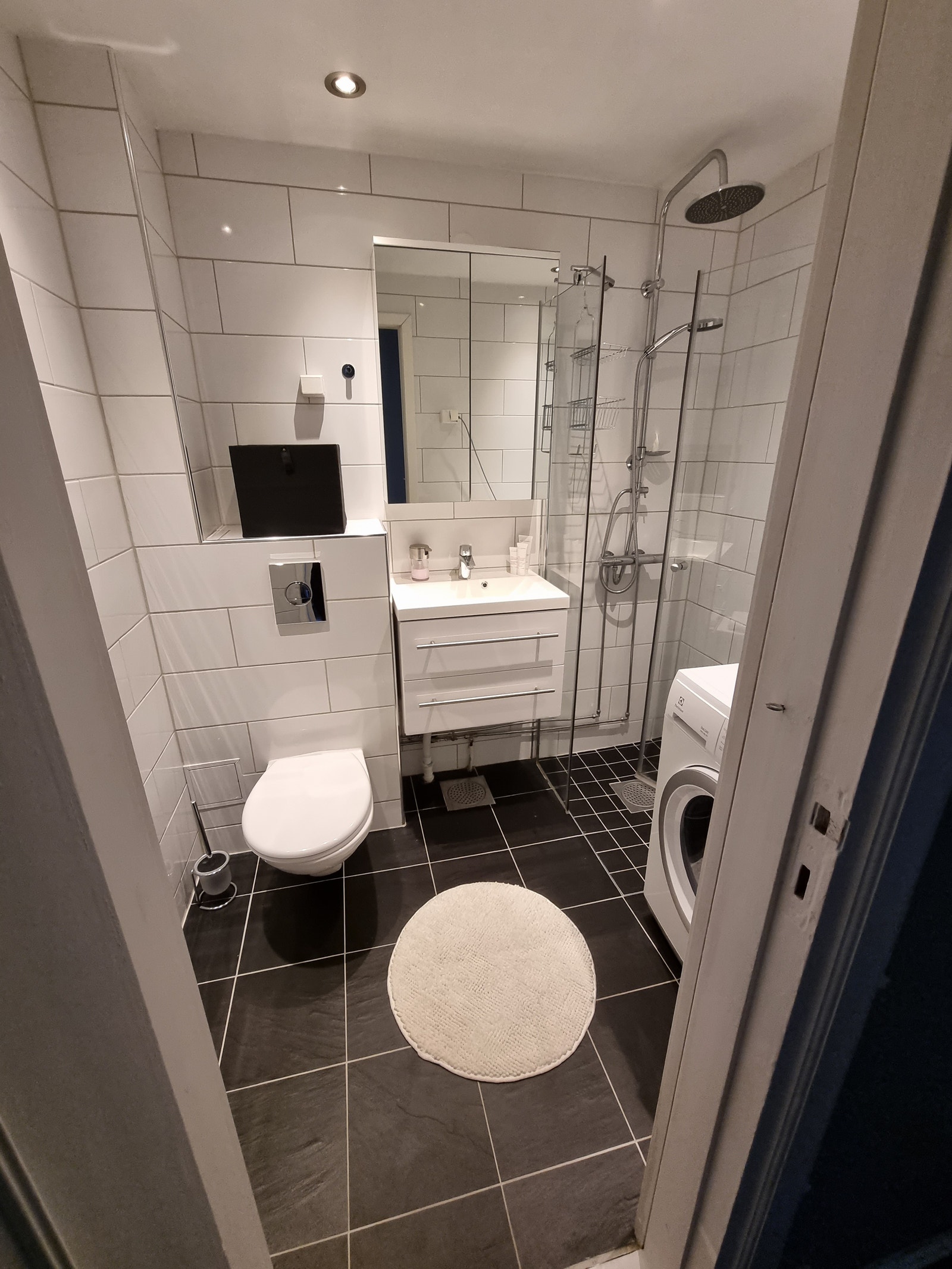 Bad med vaskemaskin Galleribilde