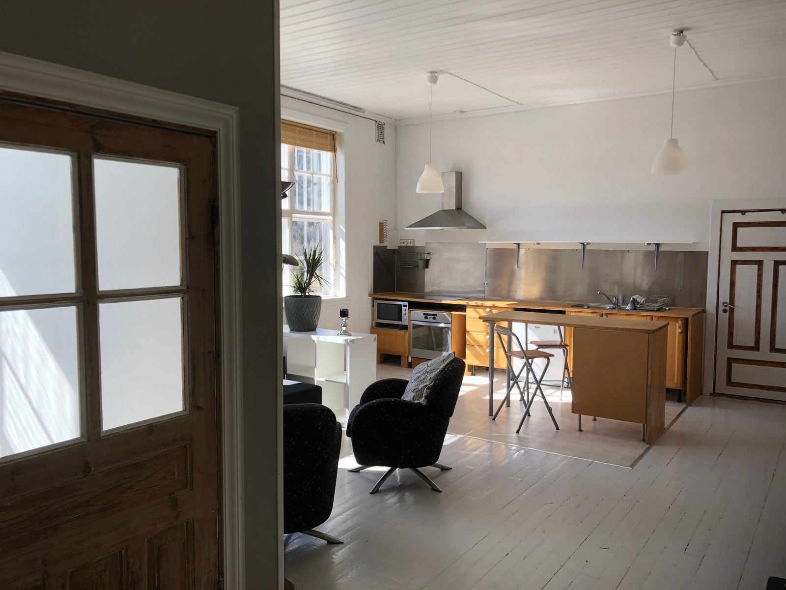2-roms 2.etg: soverom (dør til v) bad( dør i enden av rom). Galleribilde
