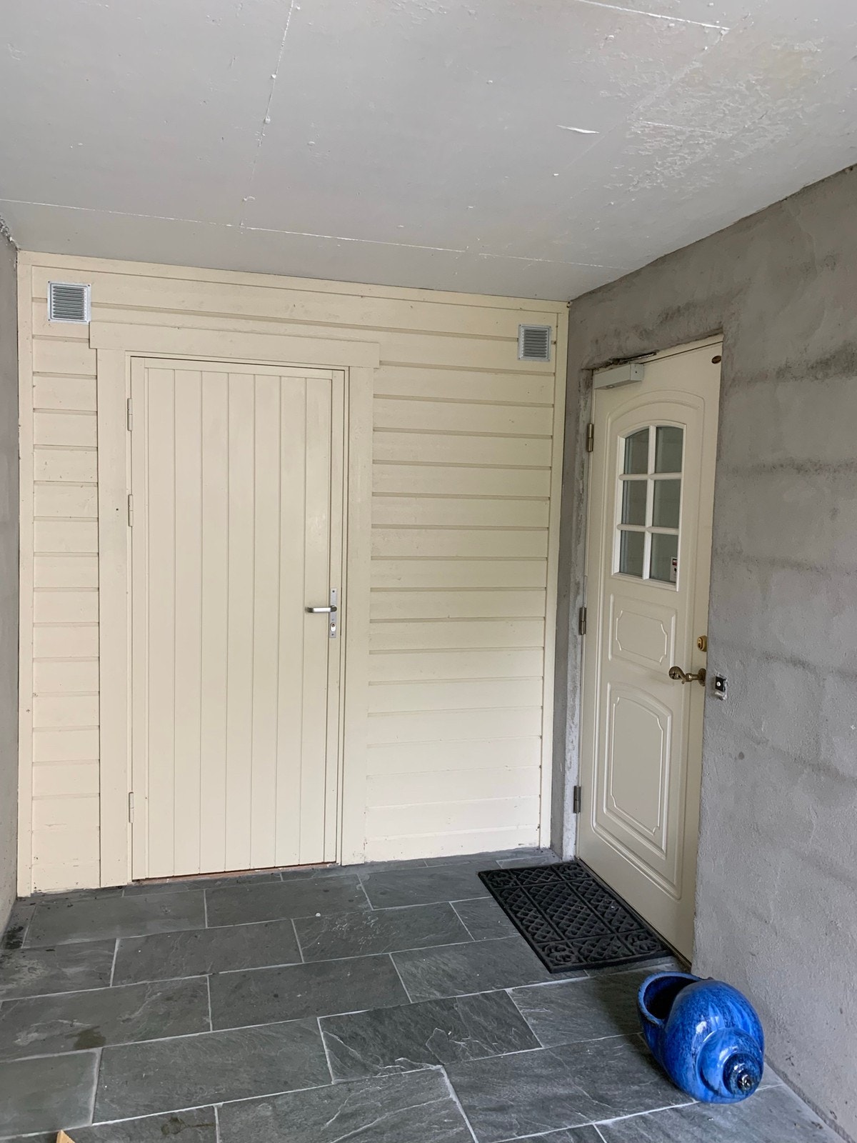 Inngang til høyre, utebod rett frem Galleribilde