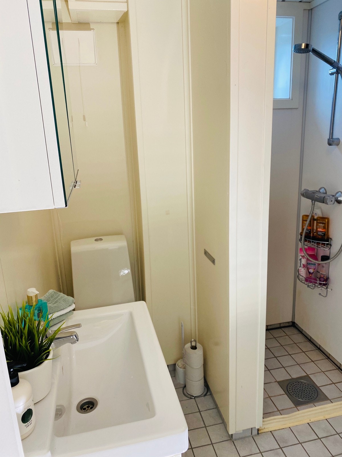 Bad med flislagt gulv og varmekabler Galleribilde
